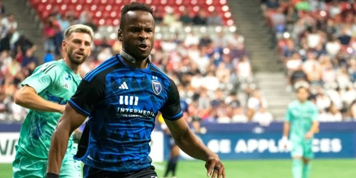 Tiền đạo Jeremy Ebobisse (MLS) cũng sử dụng vòng cổ Q-Collar trên sân đấu