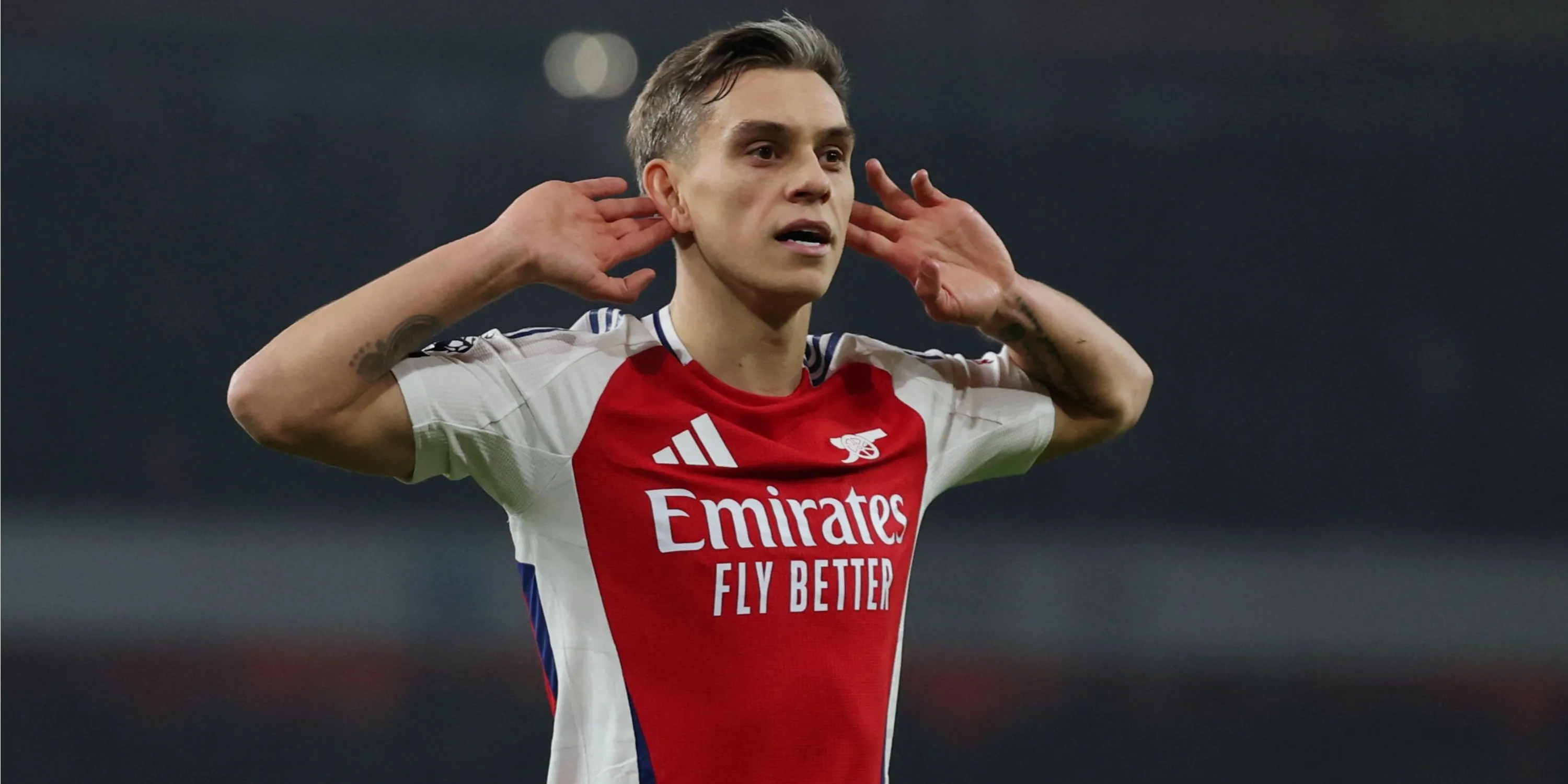 Tiền đạo Leandro Trossard của Arsenal ăn mừng sau khi ghi bàn