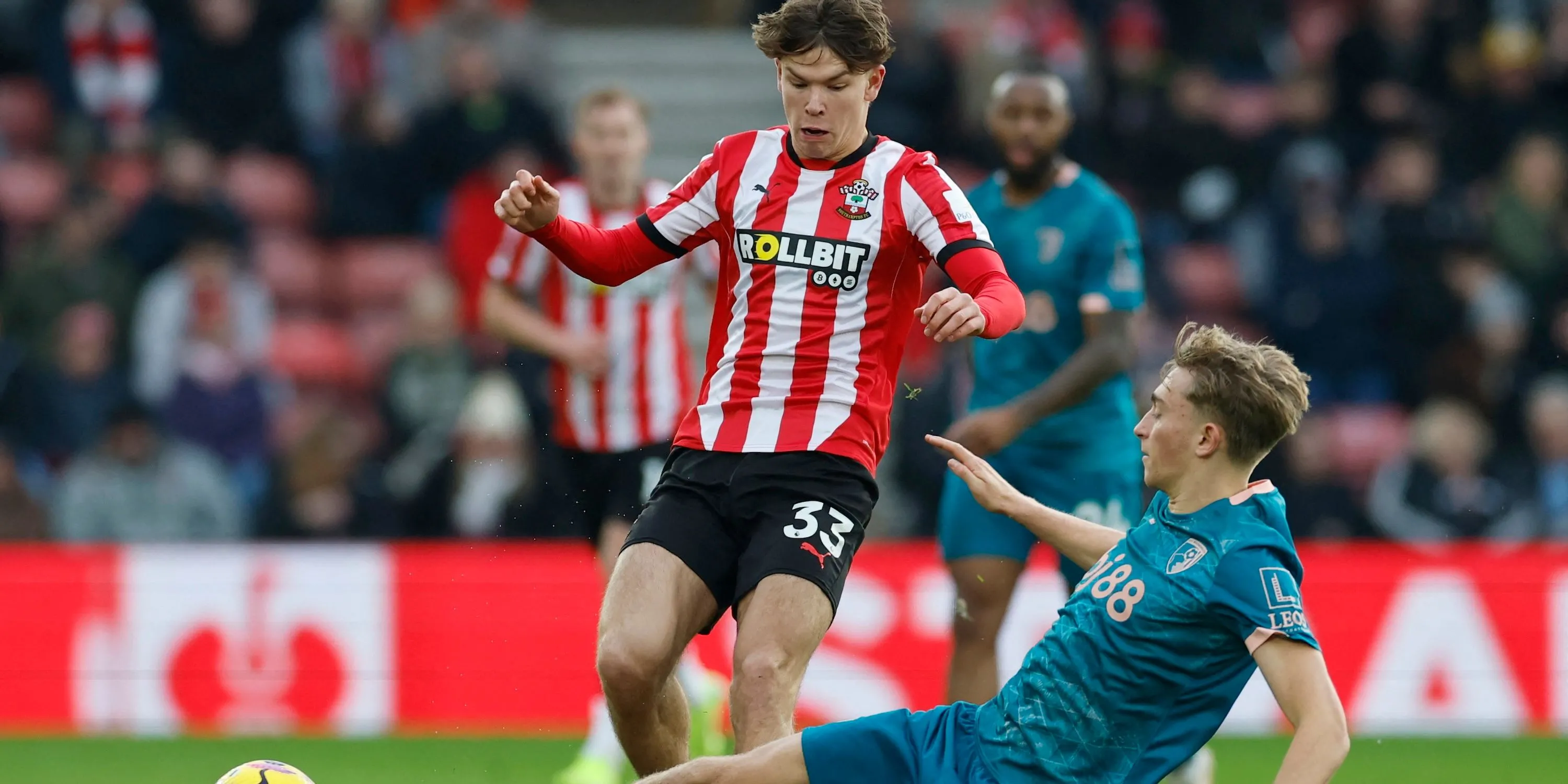Tyler Dibling (áo đỏ trắng, Southampton) tranh chấp bóng với cầu thủ AFC Bournemouth