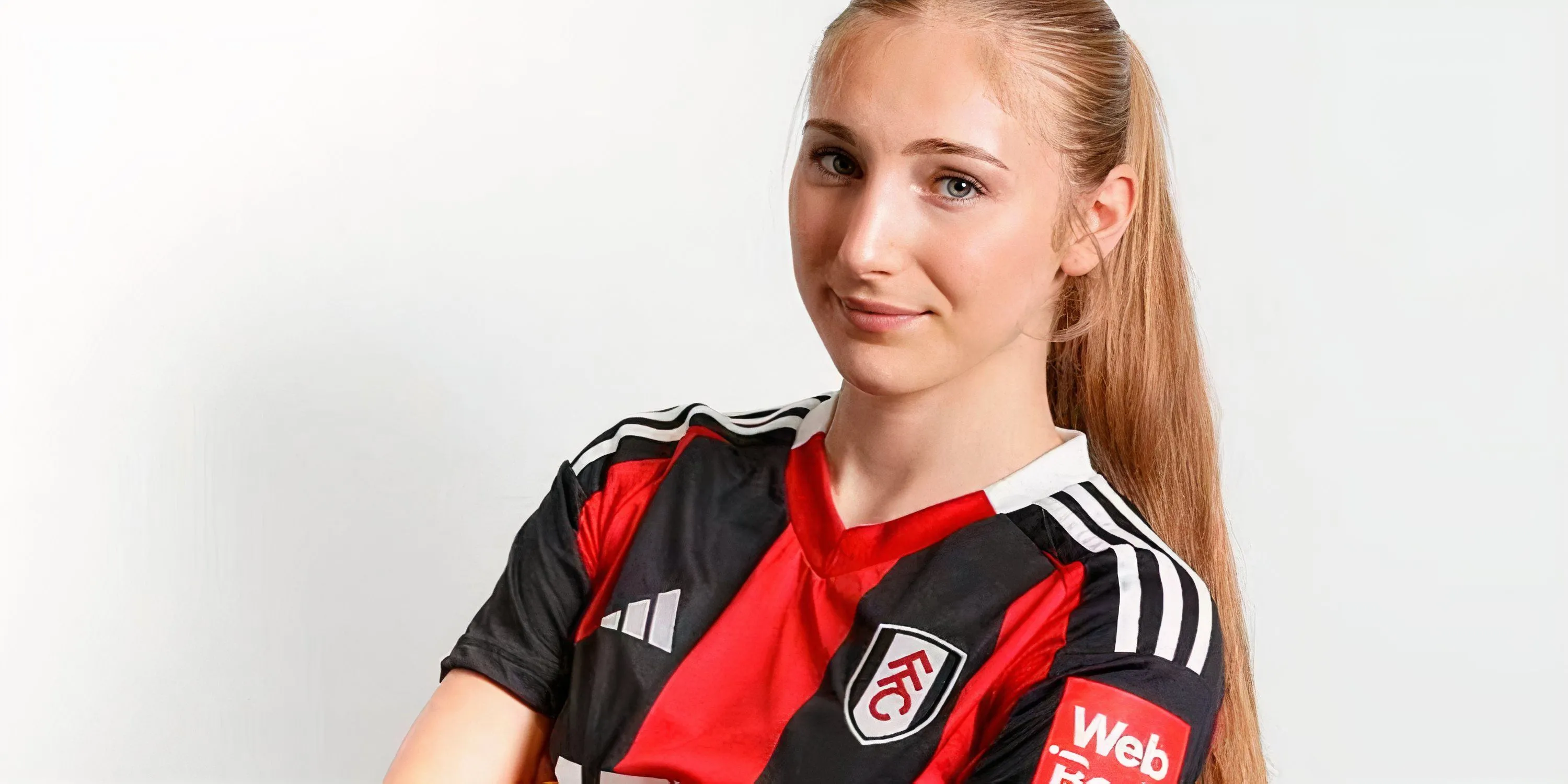 Adela Cechova thi đấu cho đội trẻ Fulham
