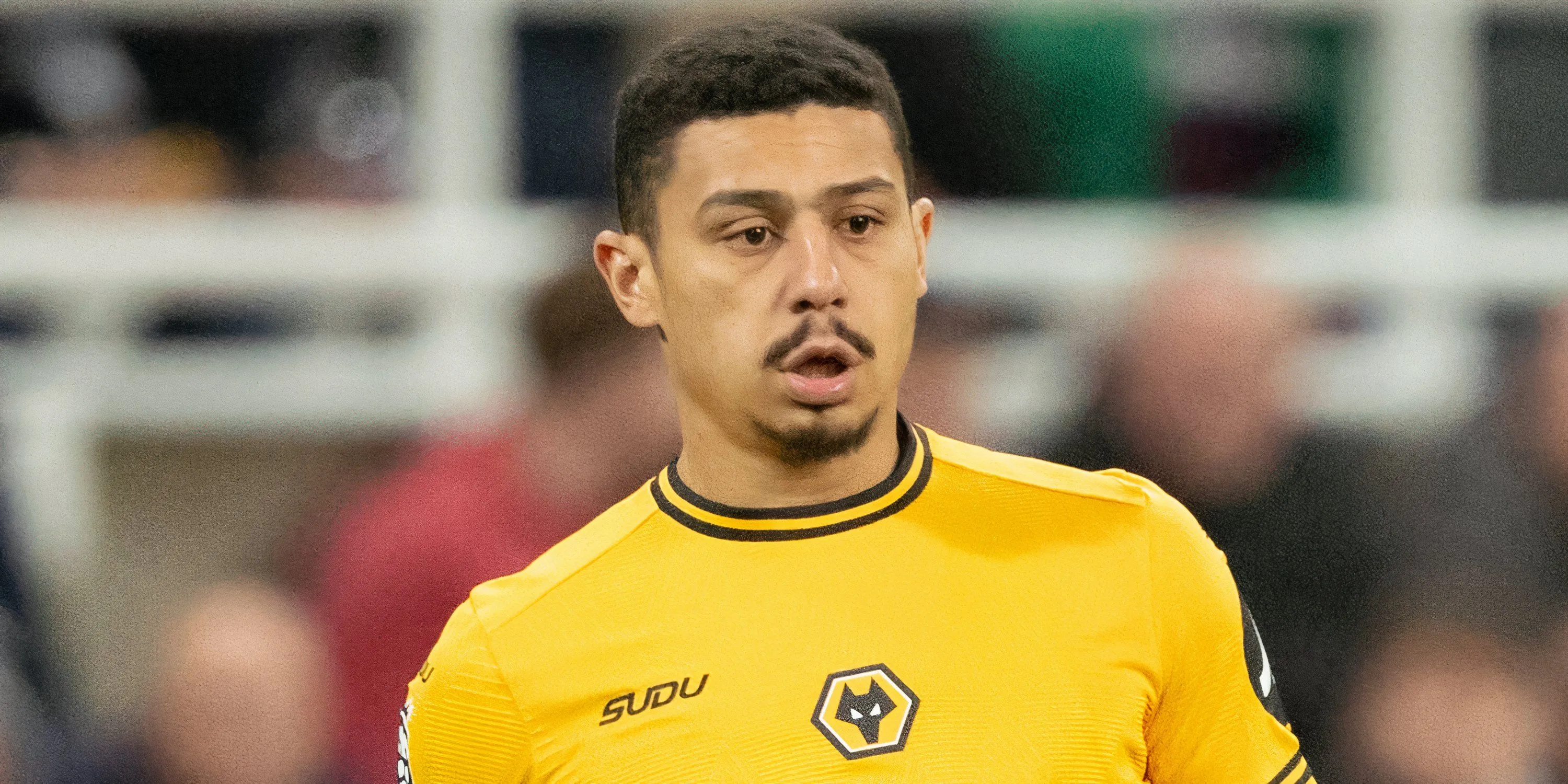 Andre, tiền vệ trụ cột của Wolves, trong một pha bóng trên sân.