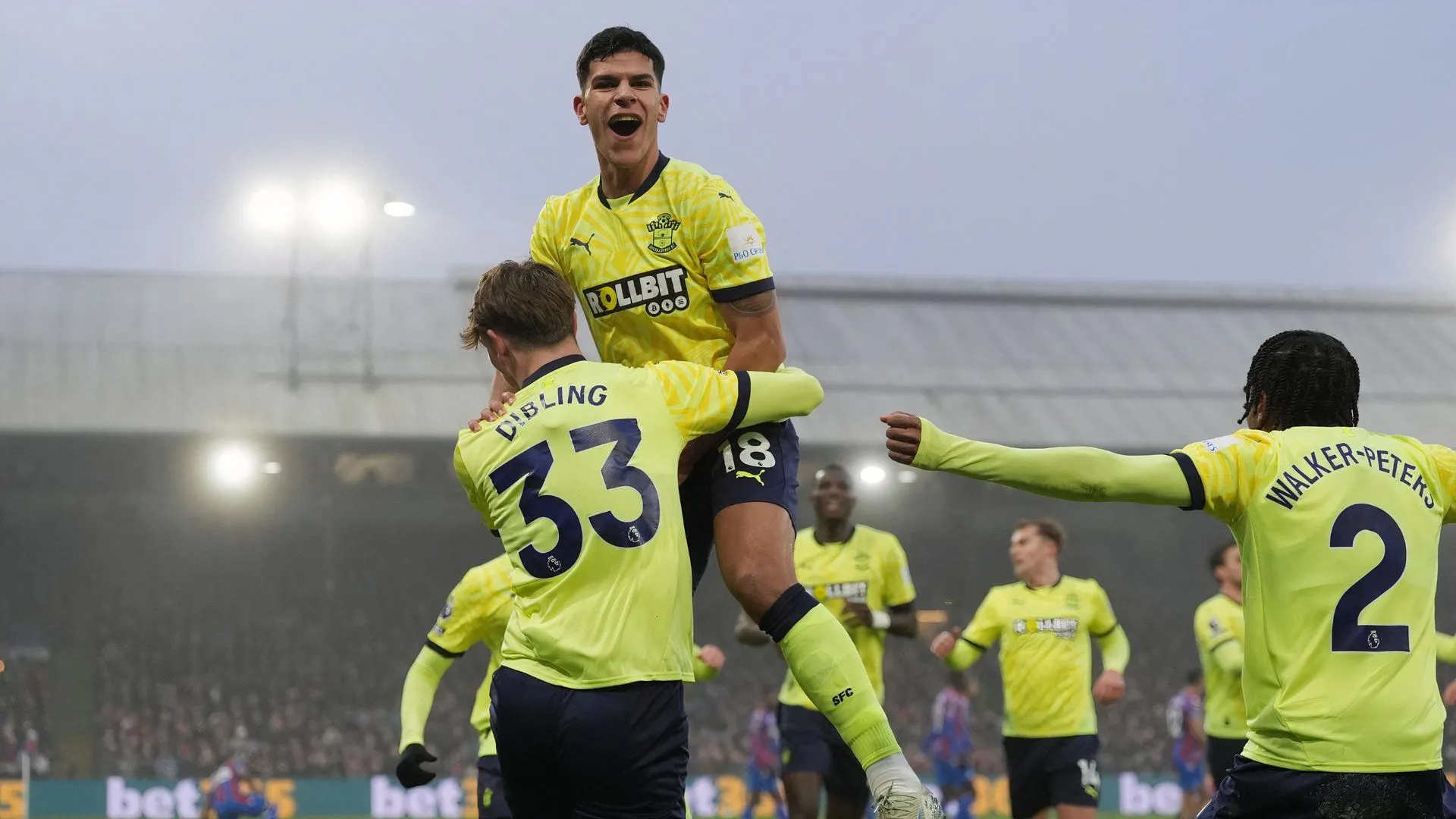 Cầu thủ trẻ Southampton trên sân St. Mary's chuẩn bị cho mùa giải mới