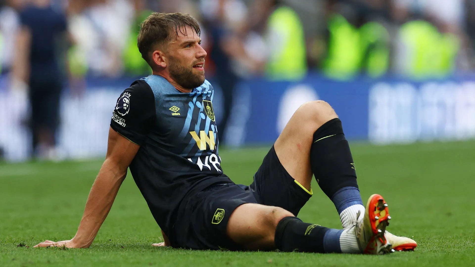 Charlie Taylor trong màu áo câu lạc bộ Burnley, trước khi chuyển đến Southampton