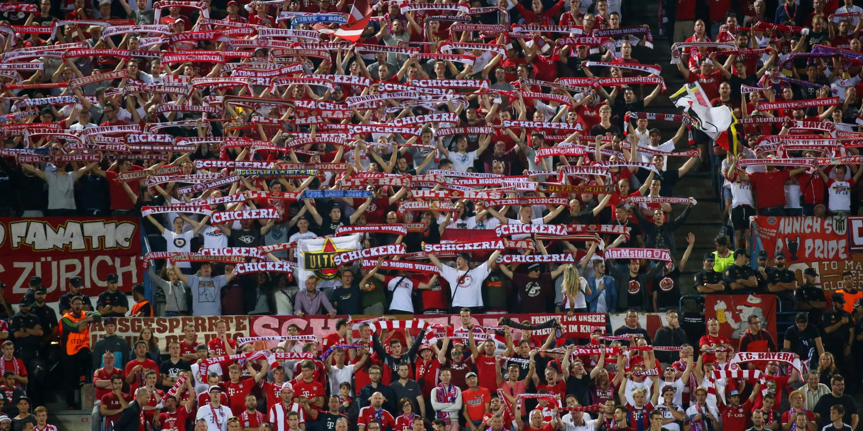 Cổ động viên Bayern Munich giơ cao khăn quàng, hát vang &quot;Stern des Sudens&quot; tại Allianz Arena.