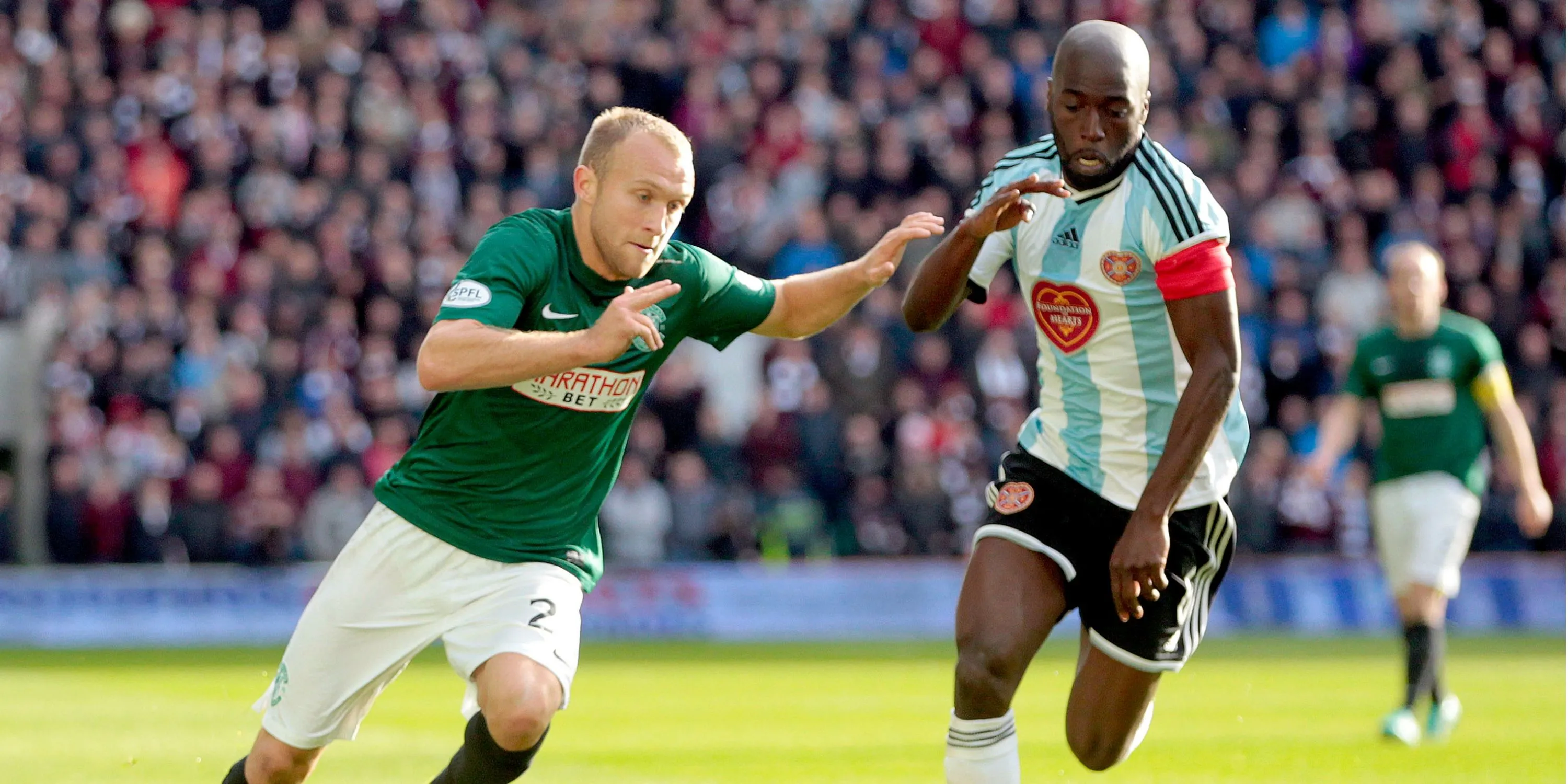Cổ động viên Hibernian và Hearts trong trận derby Edinburgh, thể hiện truyền thống bóng đá Scotland.