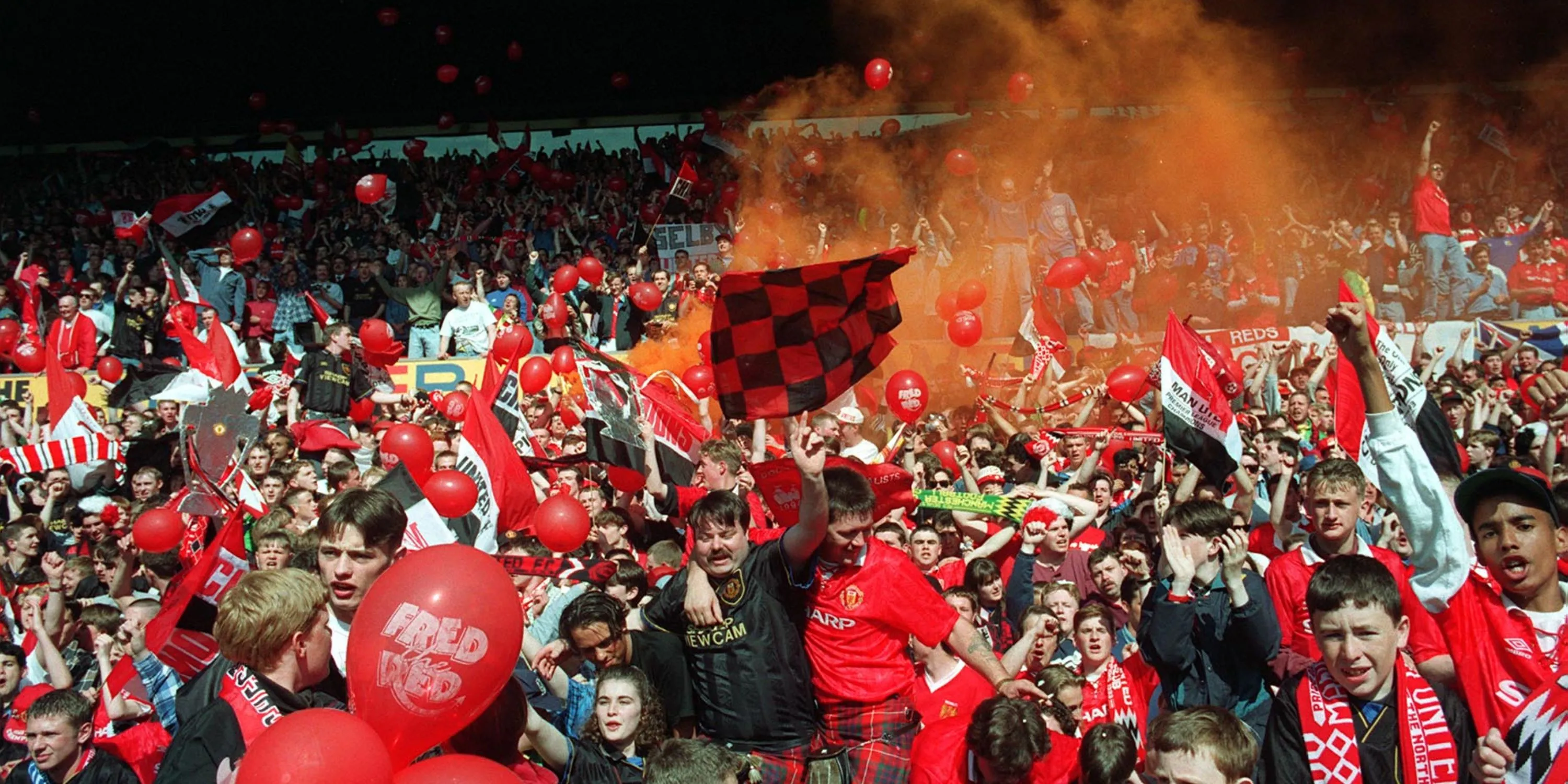 Cổ động viên Manchester United cuồng nhiệt cổ vũ, cùng hát vang &quot;Glory Glory Man United&quot;.