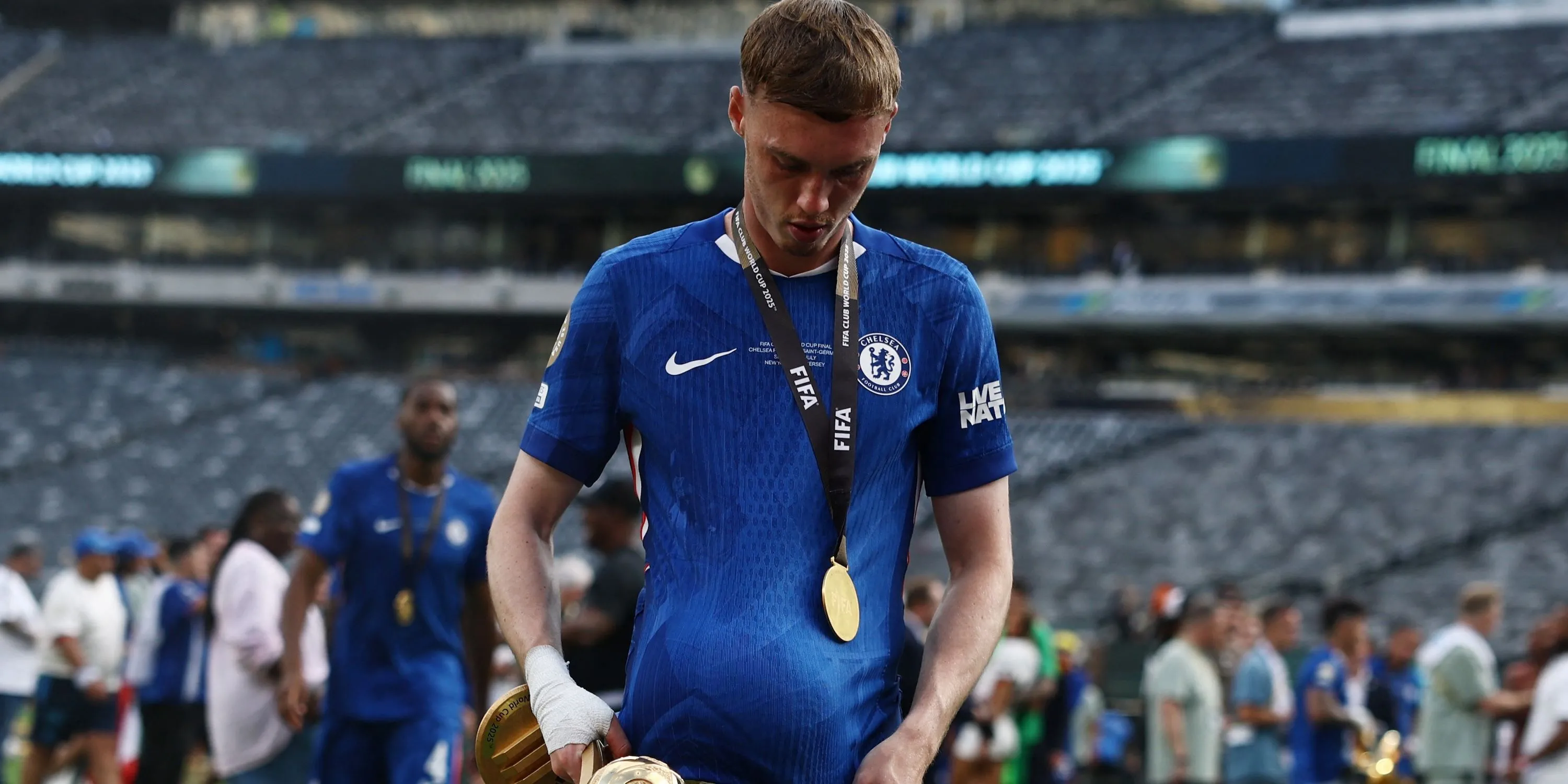 Cole Palmer của Chelsea ăn mừng với chiếc cúp Quả bóng Vàng tại Club World Cup, thể hiện sự bùng nổ của mình.