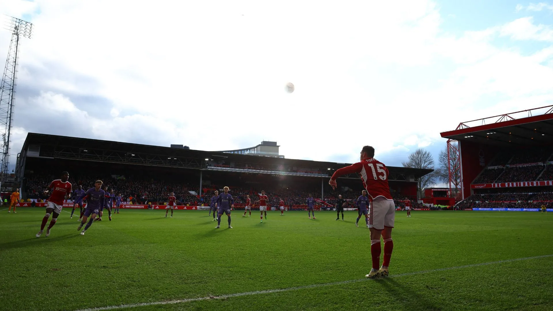 Harry Toffolo trong màu áo Nottingham Forest đang thi đấu trên sân cỏ