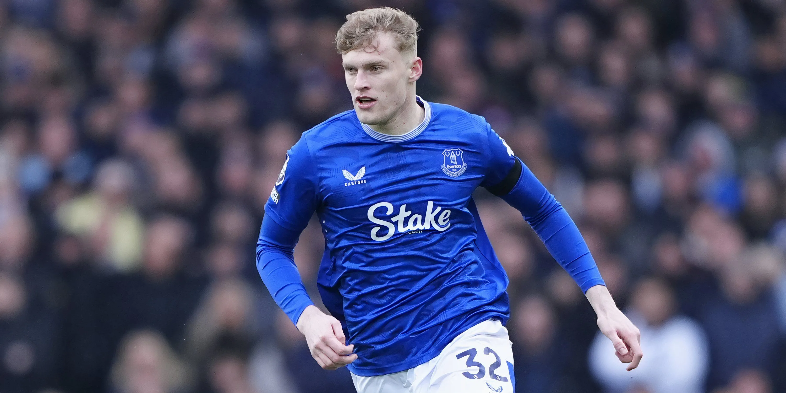 Hậu vệ Jarrad Branthwaite thi đấu cho Everton. Đây là cầu thủ quan trọng mà Everton đã giữ chân thành công.