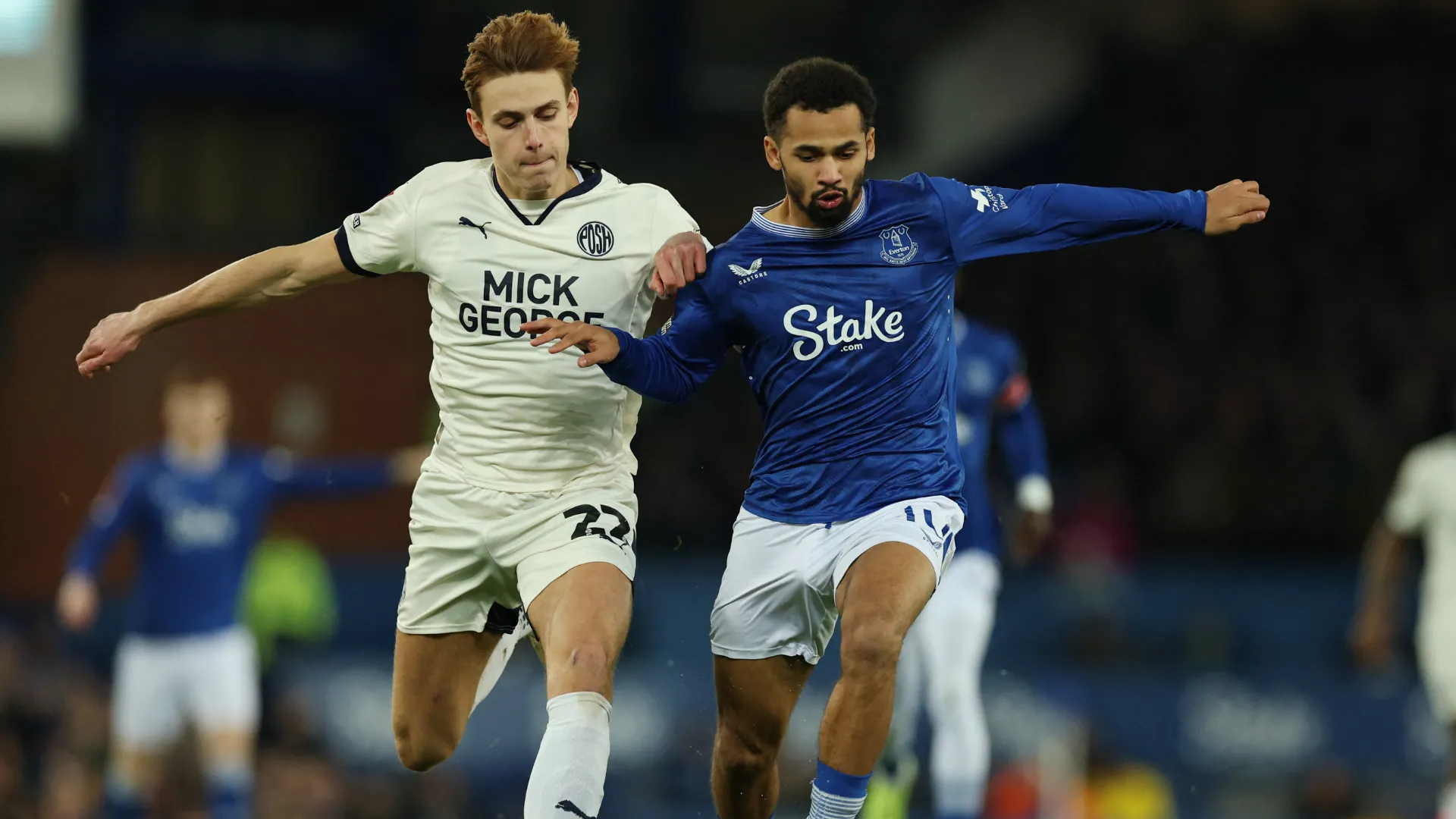 Hector Kyprianou trong màu áo Peterborough United, cầu thủ Brandon Khela được kỳ vọng sẽ thay thế