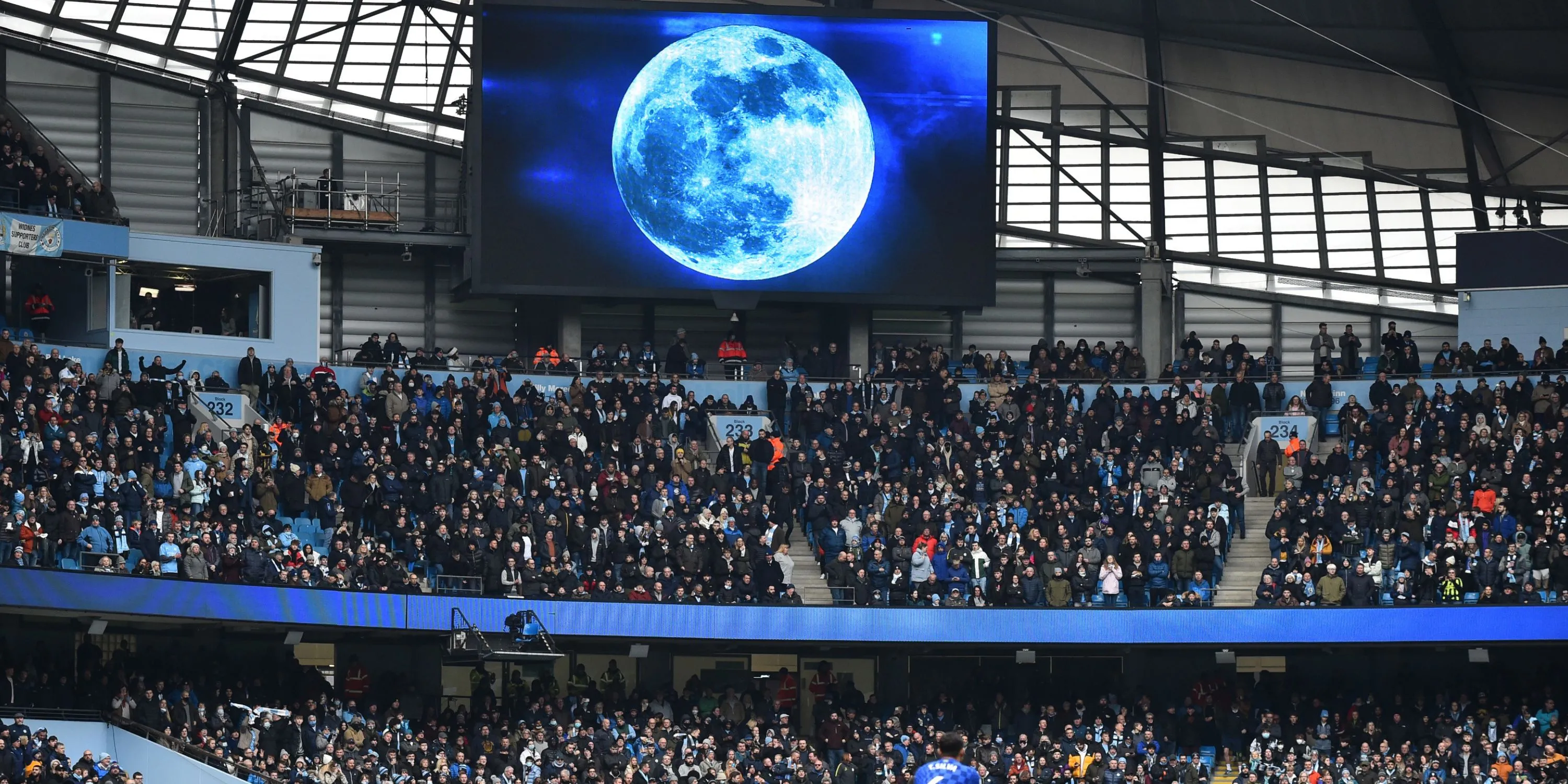 Hình ảnh &quot;Blue Moon&quot; được chiếu sáng tại sân Etihad, biểu tượng cho tinh thần của Manchester City.
