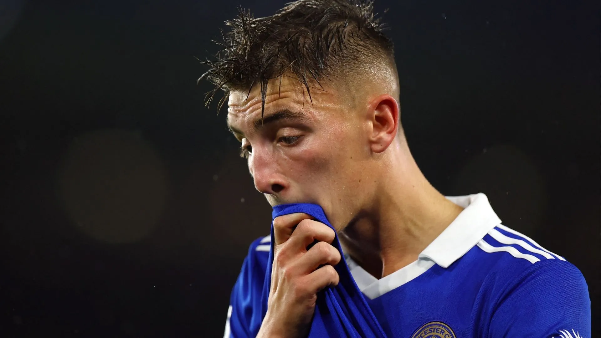 Hình ảnh tổng hợp thể hiện đội hình Leicester City hoặc các lựa chọn chiến thuật chuyển nhượng của câu lạc bộ