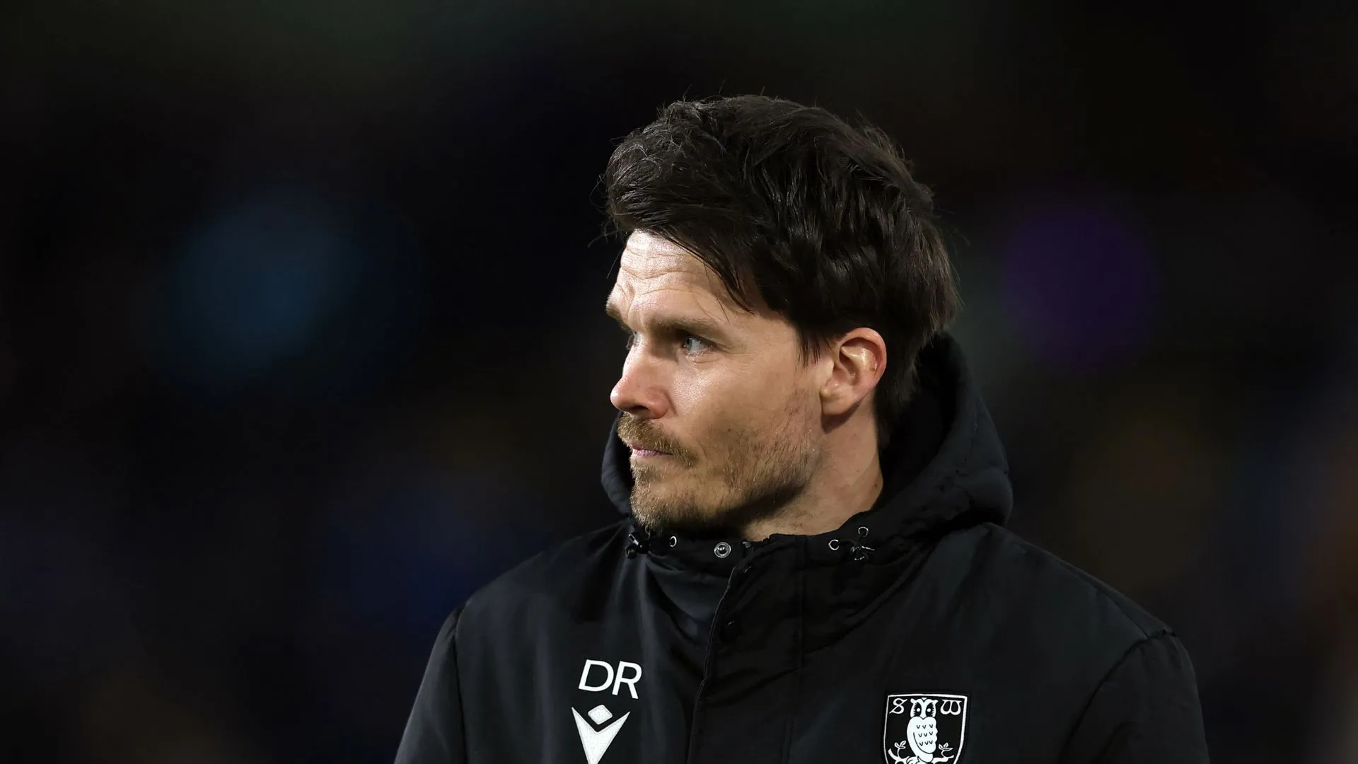 HLV Danny Rohl đang trao đổi tại sân tập Sheffield Wednesday trong cuộc họp làm rõ không khí