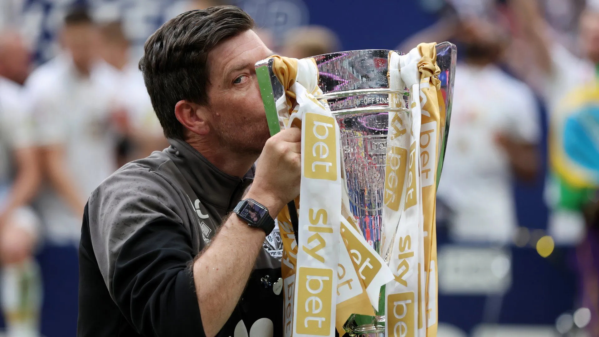 Huấn luyện viên Darrell Clarke khi còn dẫn dắt Port Vale, trước khi trở lại Bristol Rovers