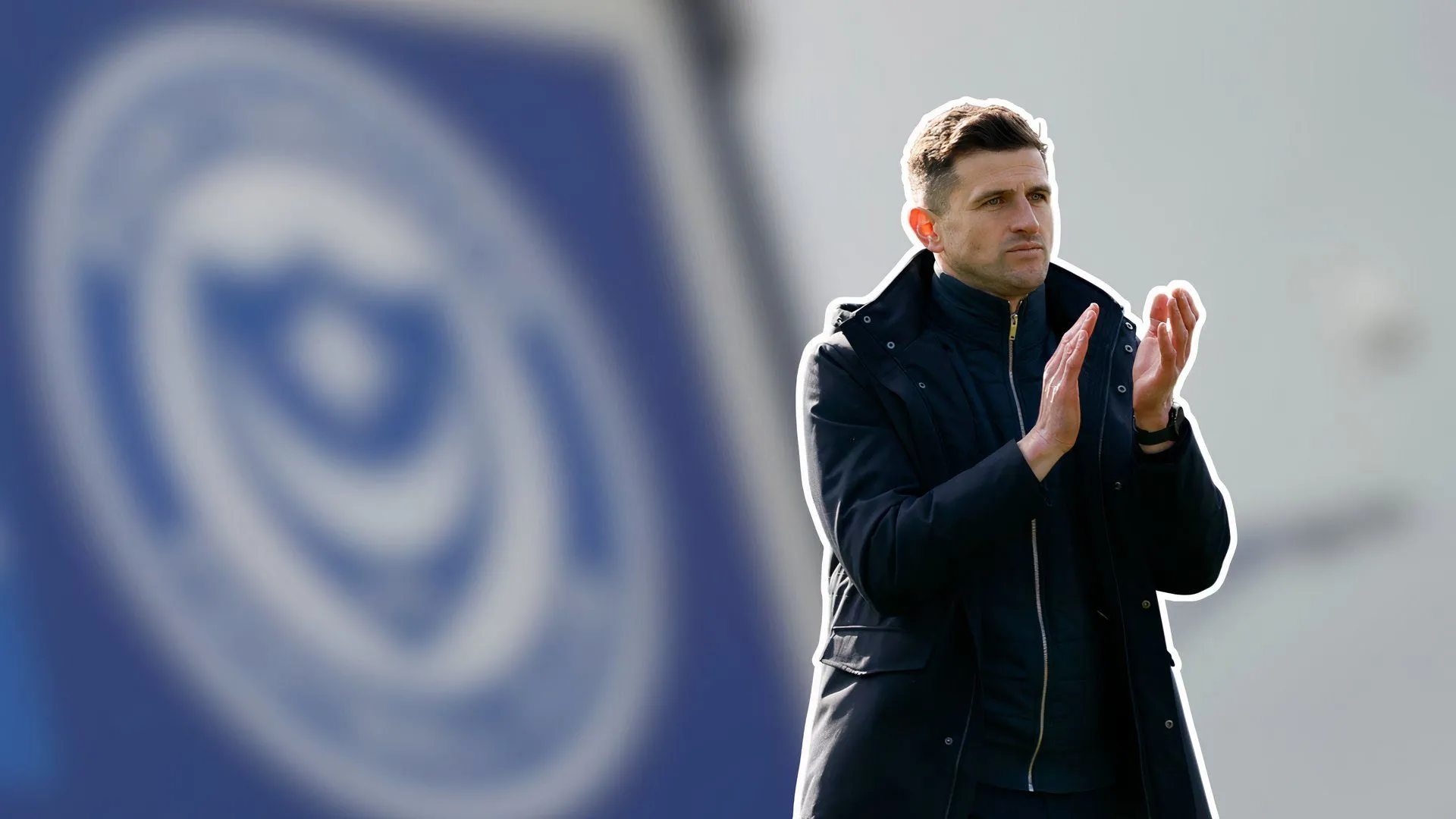 Huấn luyện viên John Mousinho và các cầu thủ Portsmouth trên sân