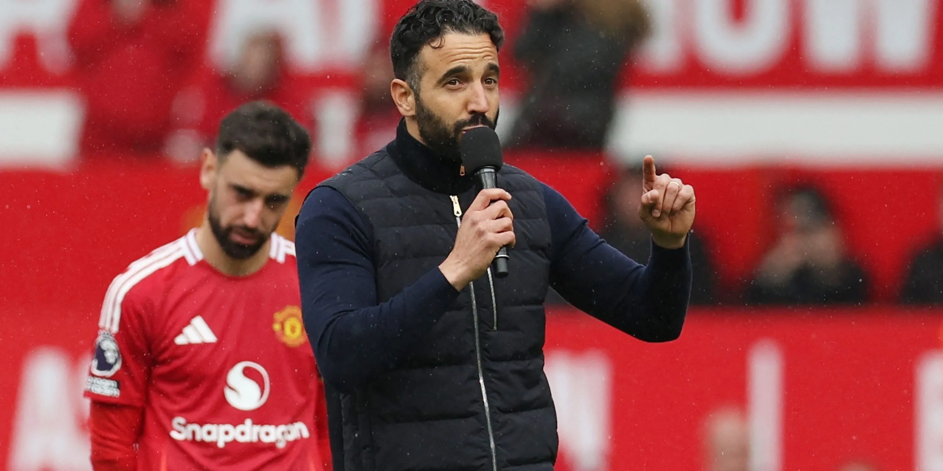 Huấn luyện viên Manchester United Ruben Amorim trao đổi với người hâm mộ sau trận đấu giao hữu