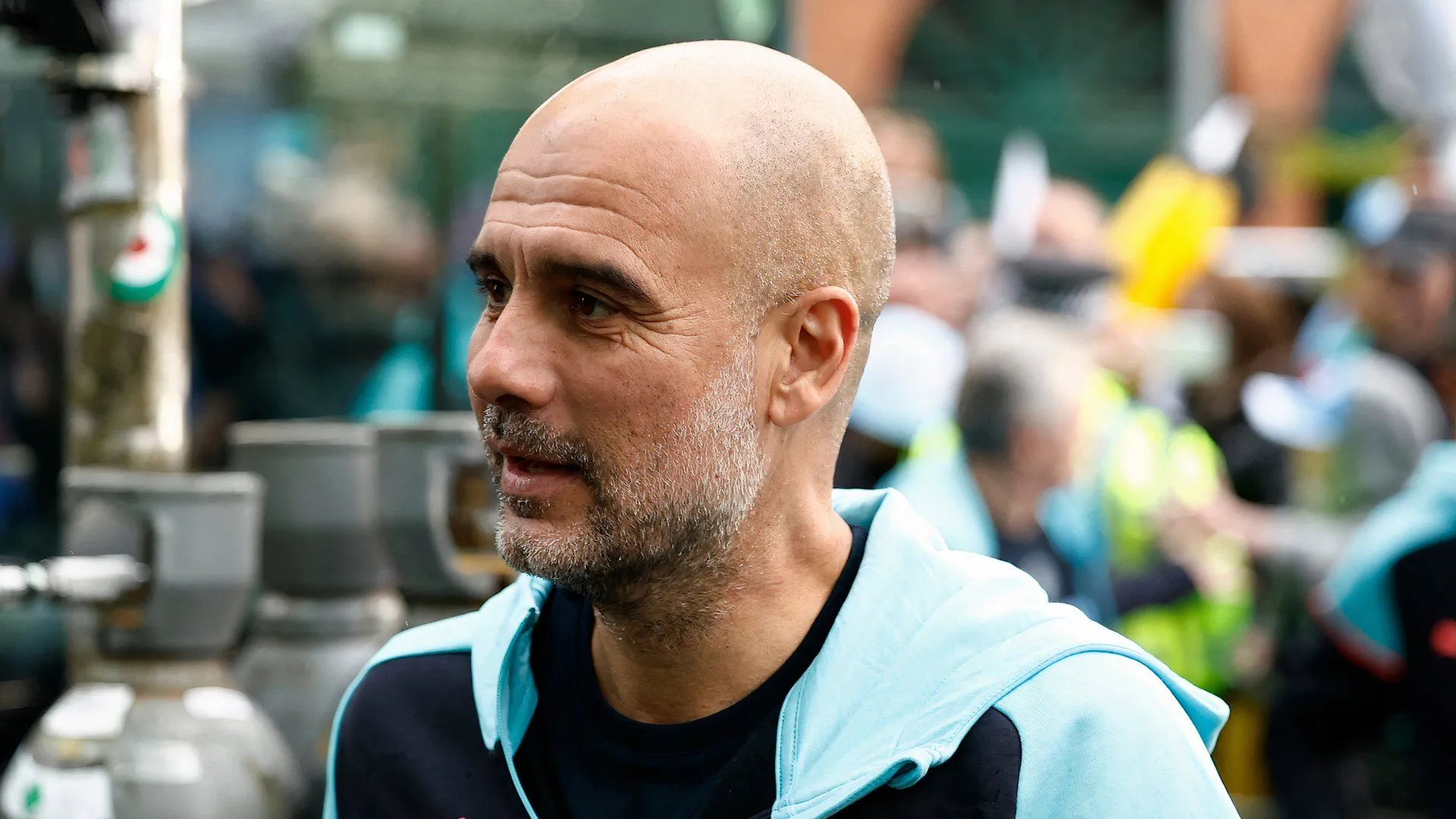 Huấn luyện viên Pep Guardiola của Manchester City, người có mối quan hệ đặc biệt với Neil Warnock trong bóng đá Anh.