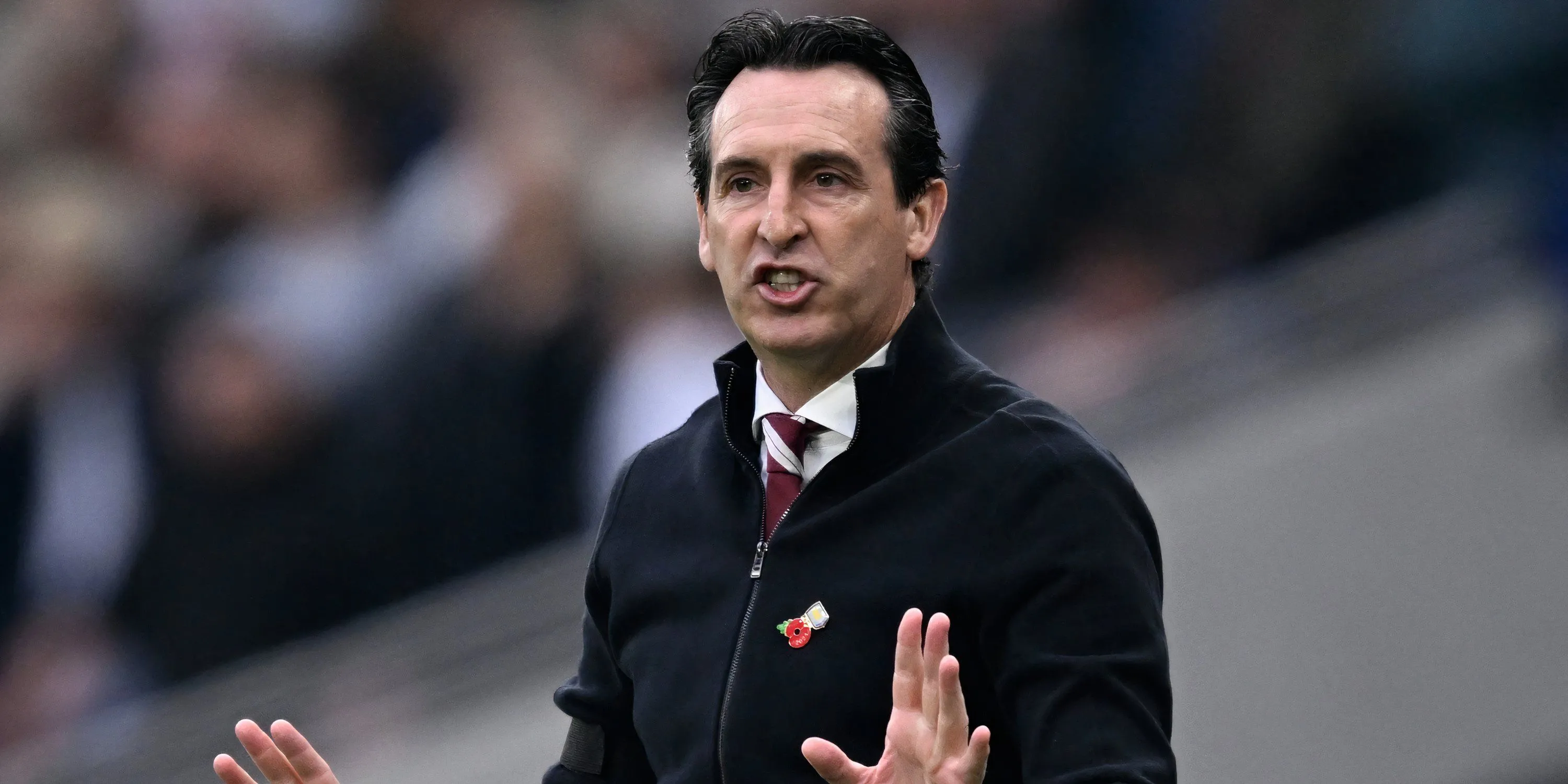Huấn luyện viên Unai Emery của Aston Villa, người đang tìm kiếm thêm tiền đạo cho đội hình