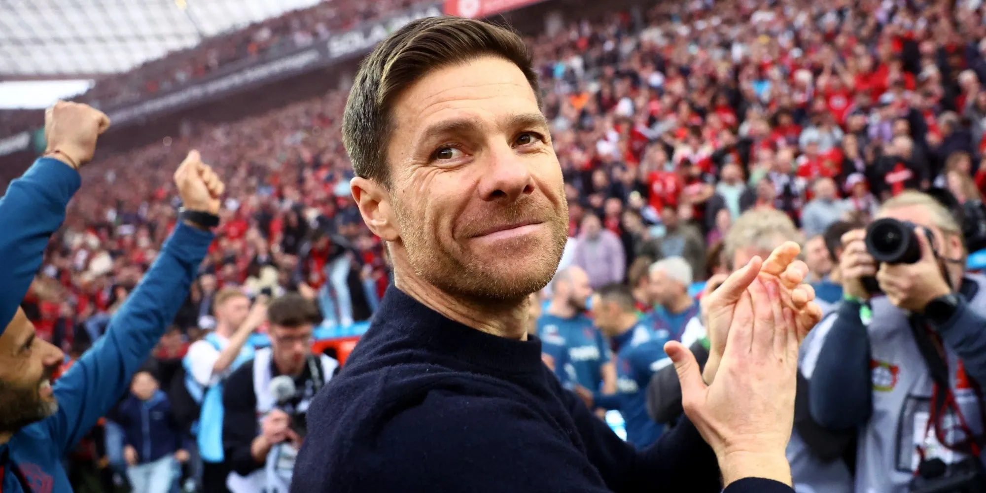 Huấn luyện viên Xabi Alonso chỉ đạo ngoài đường biên trong vai trò HLV trưởng.