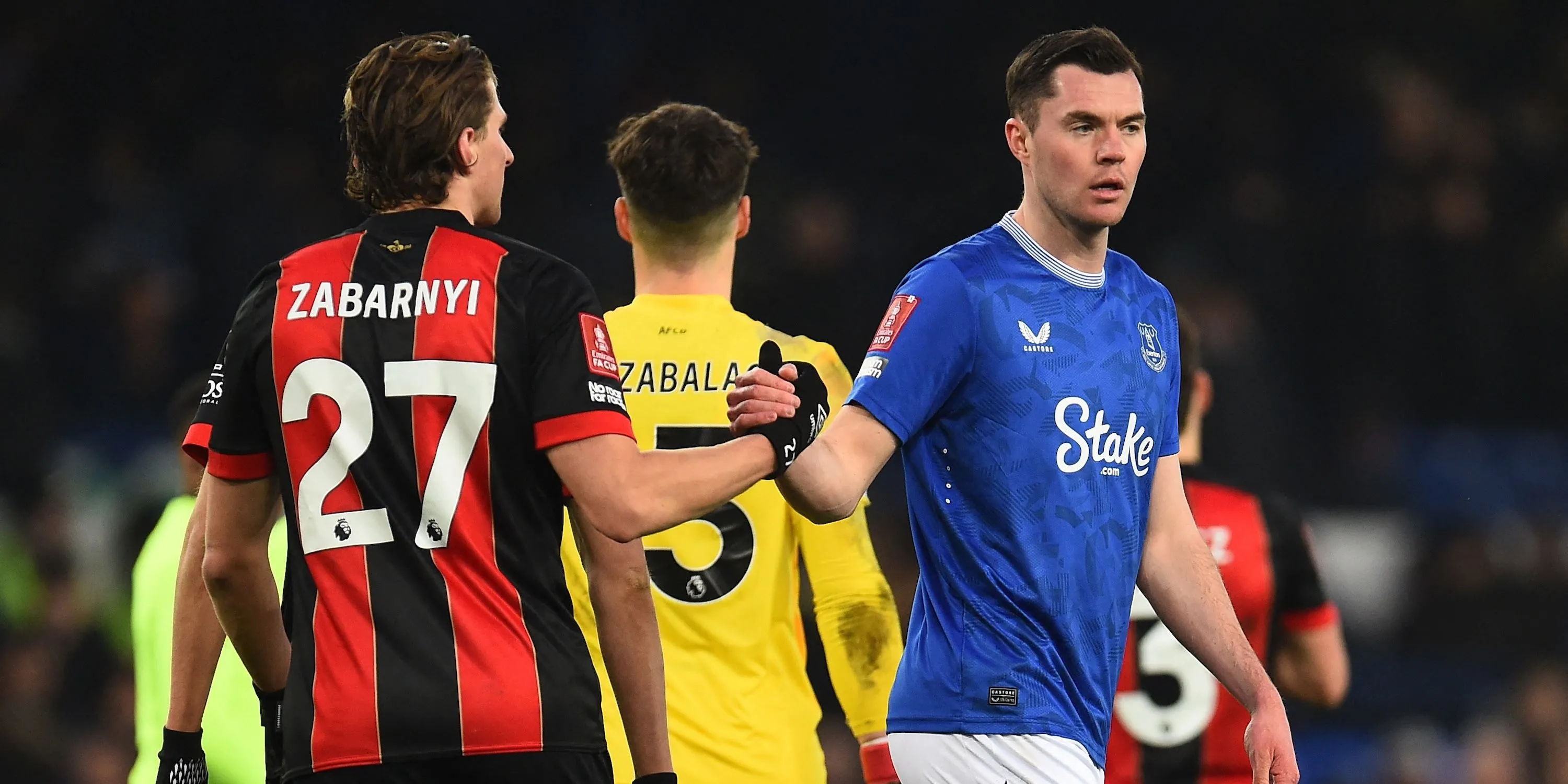 Illya Zabarnyi (Bournemouth) bắt tay Michael Keane (Everton) sau trận đấu tại Ngoại hạng Anh.