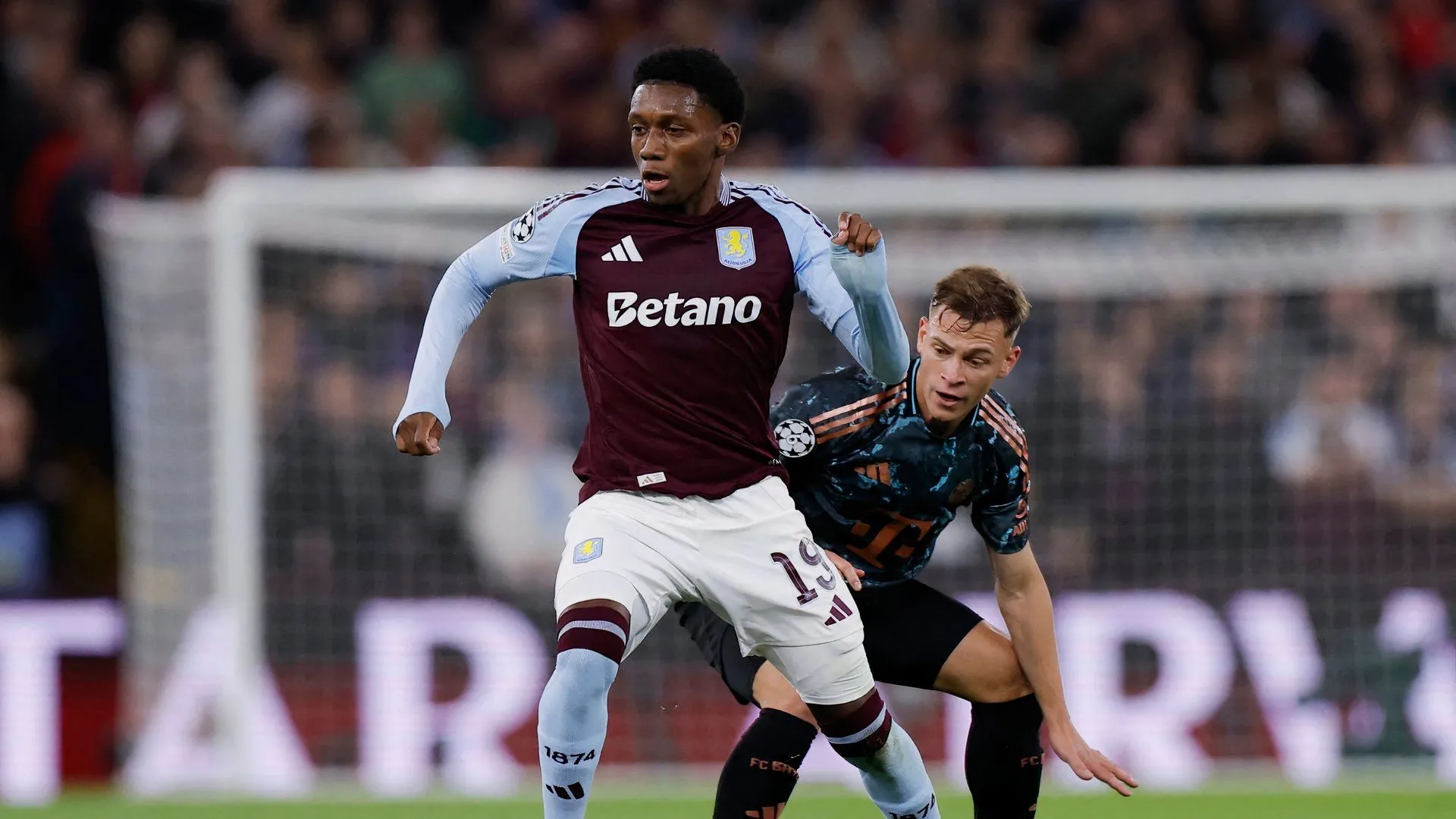 Jaden Philogene thi đấu cho Aston Villa tại Premier League, trước khi chuyển đến Ipswich Town.