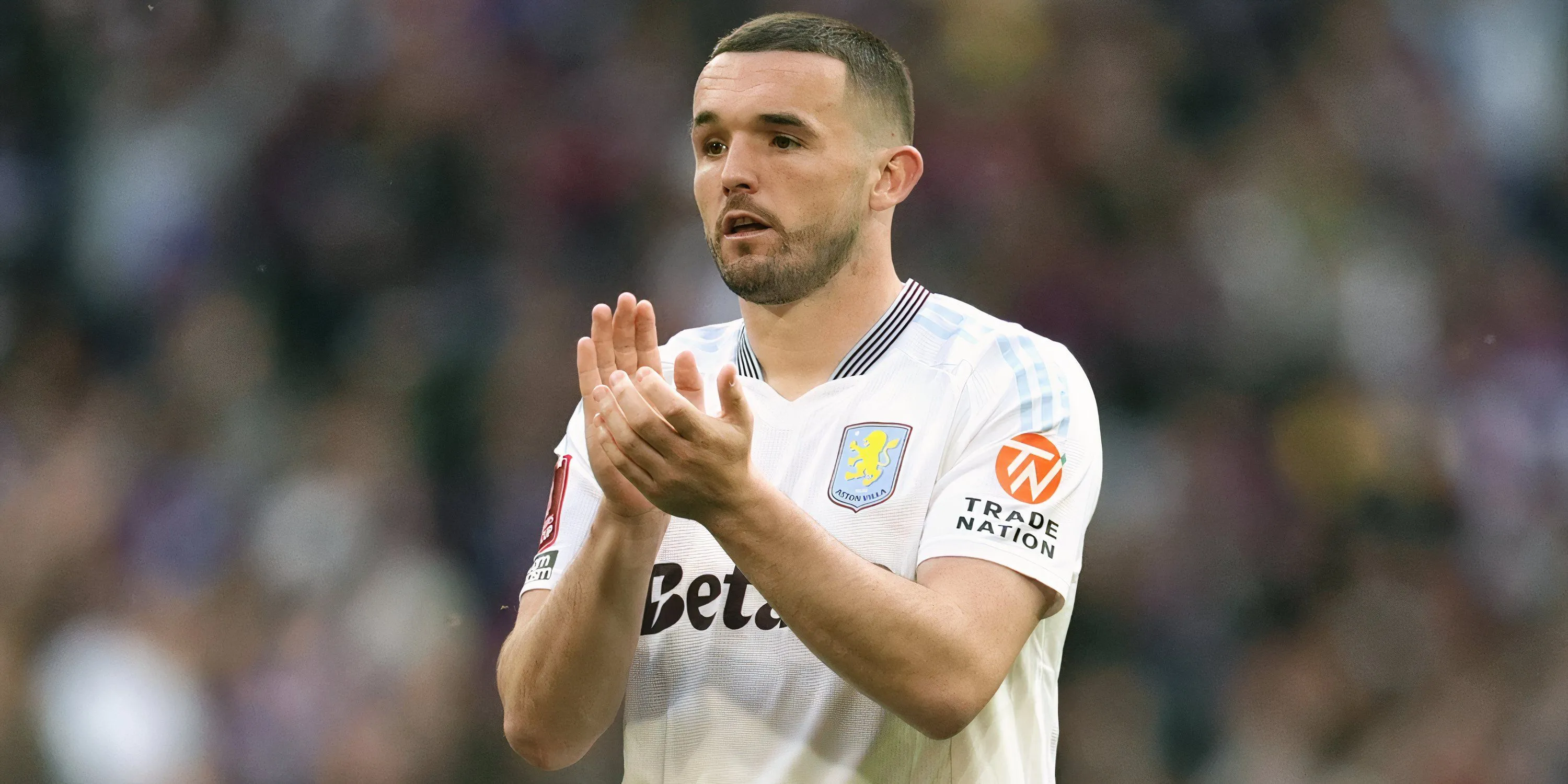 John McGinn, đội trưởng Aston Villa, vẫy tay chào người hâm mộ. Everton từng bày tỏ sự quan tâm đến cầu thủ này.