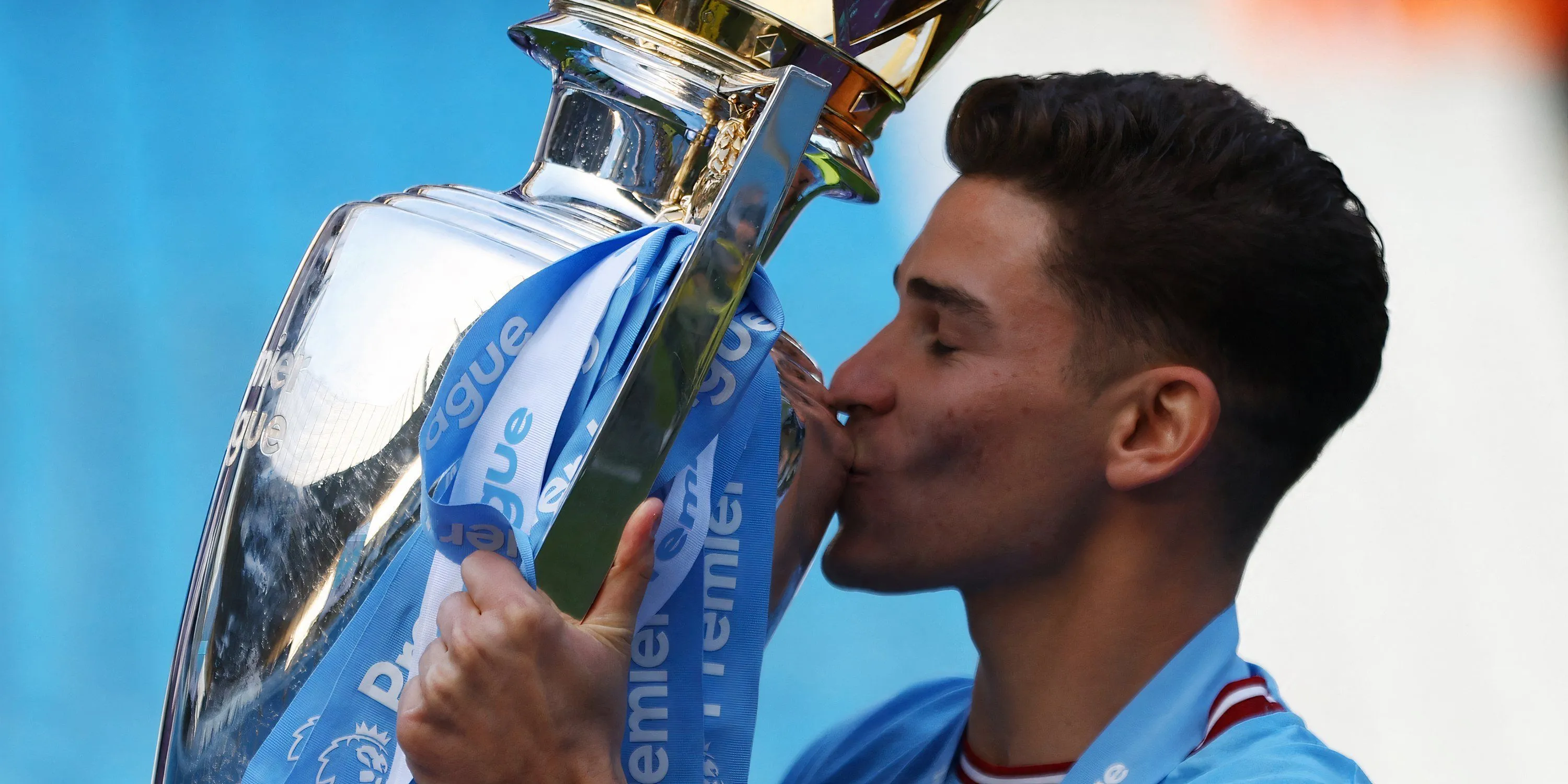 Julian Alvarez ăn mừng danh hiệu Premier League cùng Manchester City, biểu tượng của sự thành công