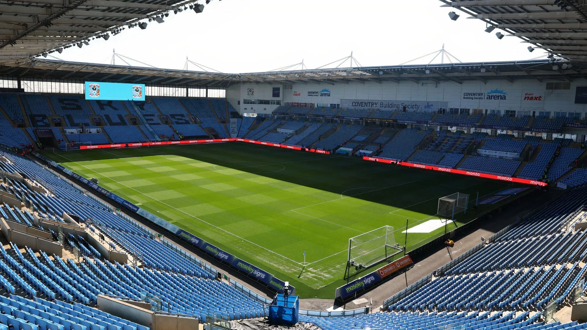 Khán đài sân CBS Arena của Coventry City vang dội với tiếng reo hò của cổ động viên.