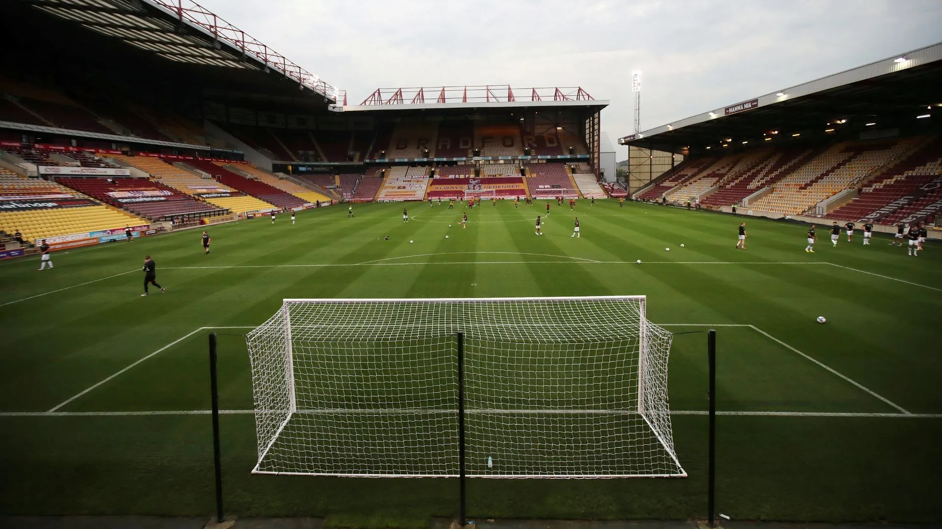 Khung cảnh sân vận động hoặc cầu thủ Bradford City, câu lạc bộ Brandon Khela từng thi đấu dưới dạng cho mượn và giành quyền lên hạng League One