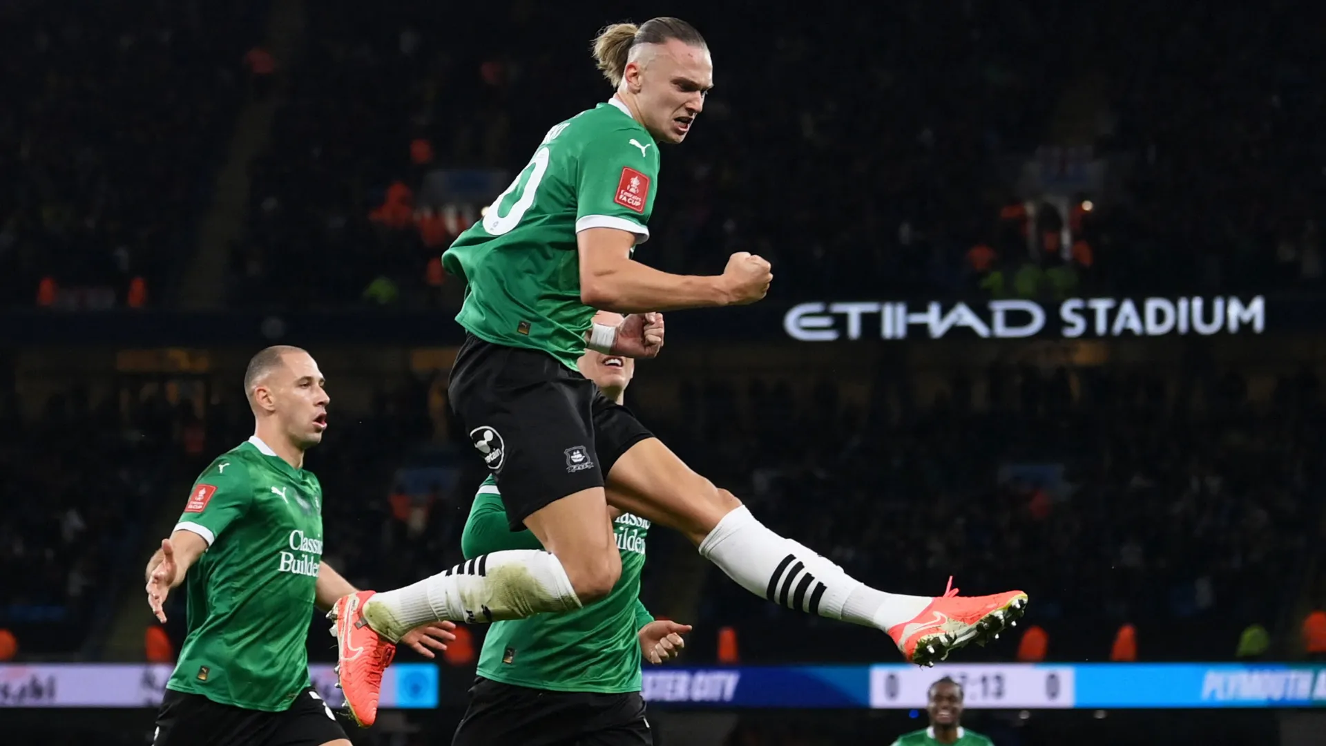 Maksym Talovierov ăn mừng bàn thắng vào lưới Manchester City