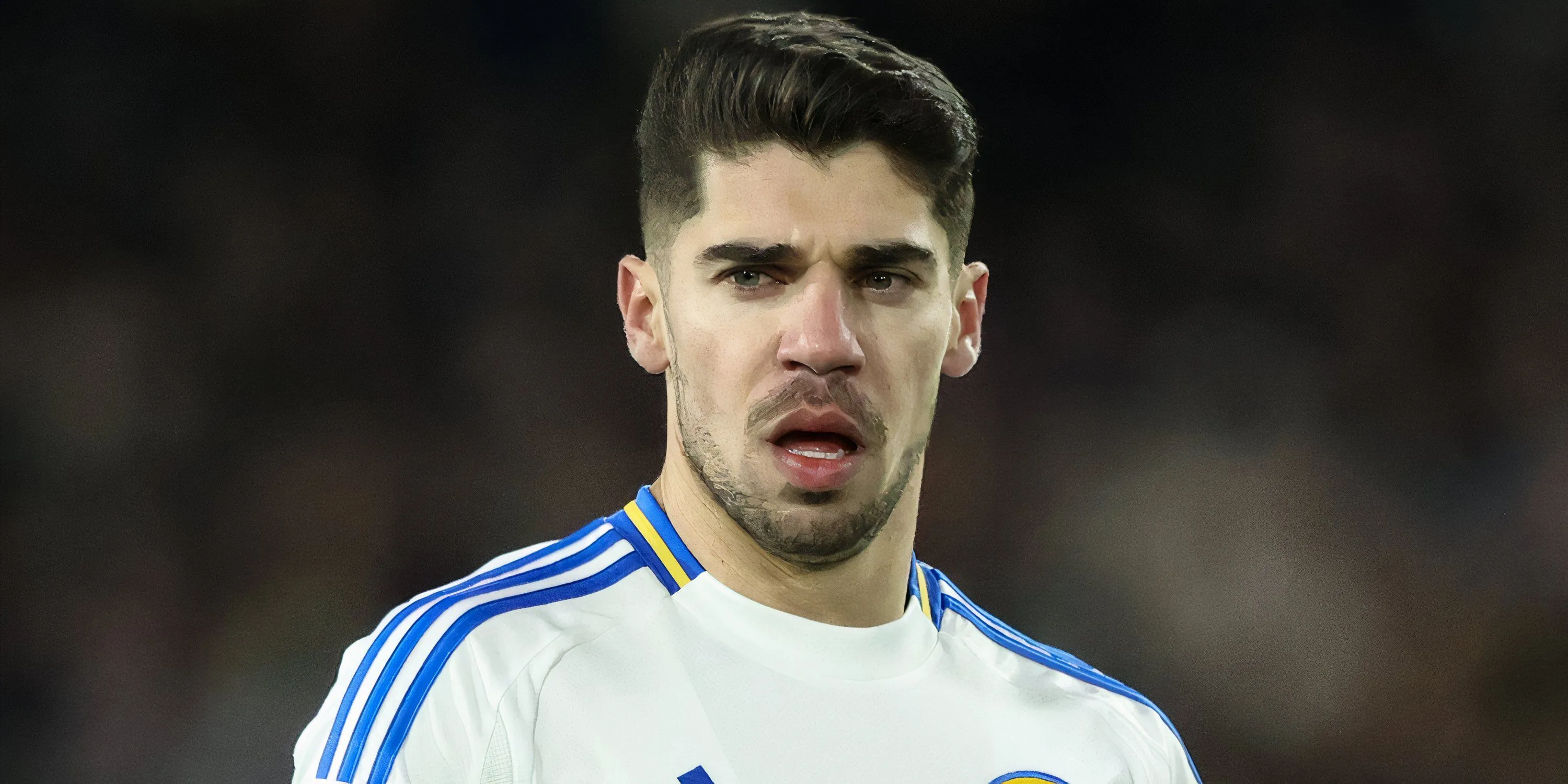 Manor Solomon trong màu áo Leeds United thể hiện kỹ năng qua người trên sân