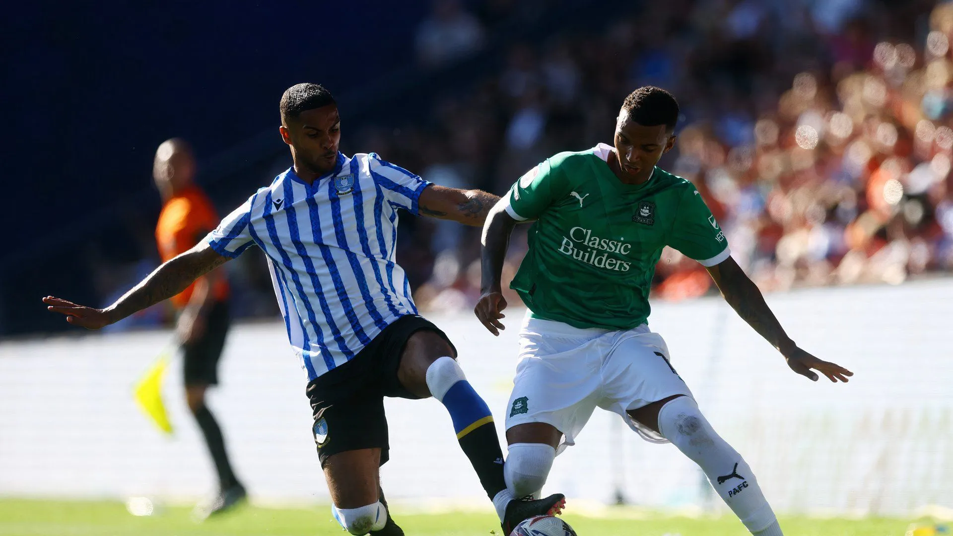 Max Lowe thi đấu ở vị trí hậu vệ trái, nhân tố quan trọng của Sheffield Wednesday.