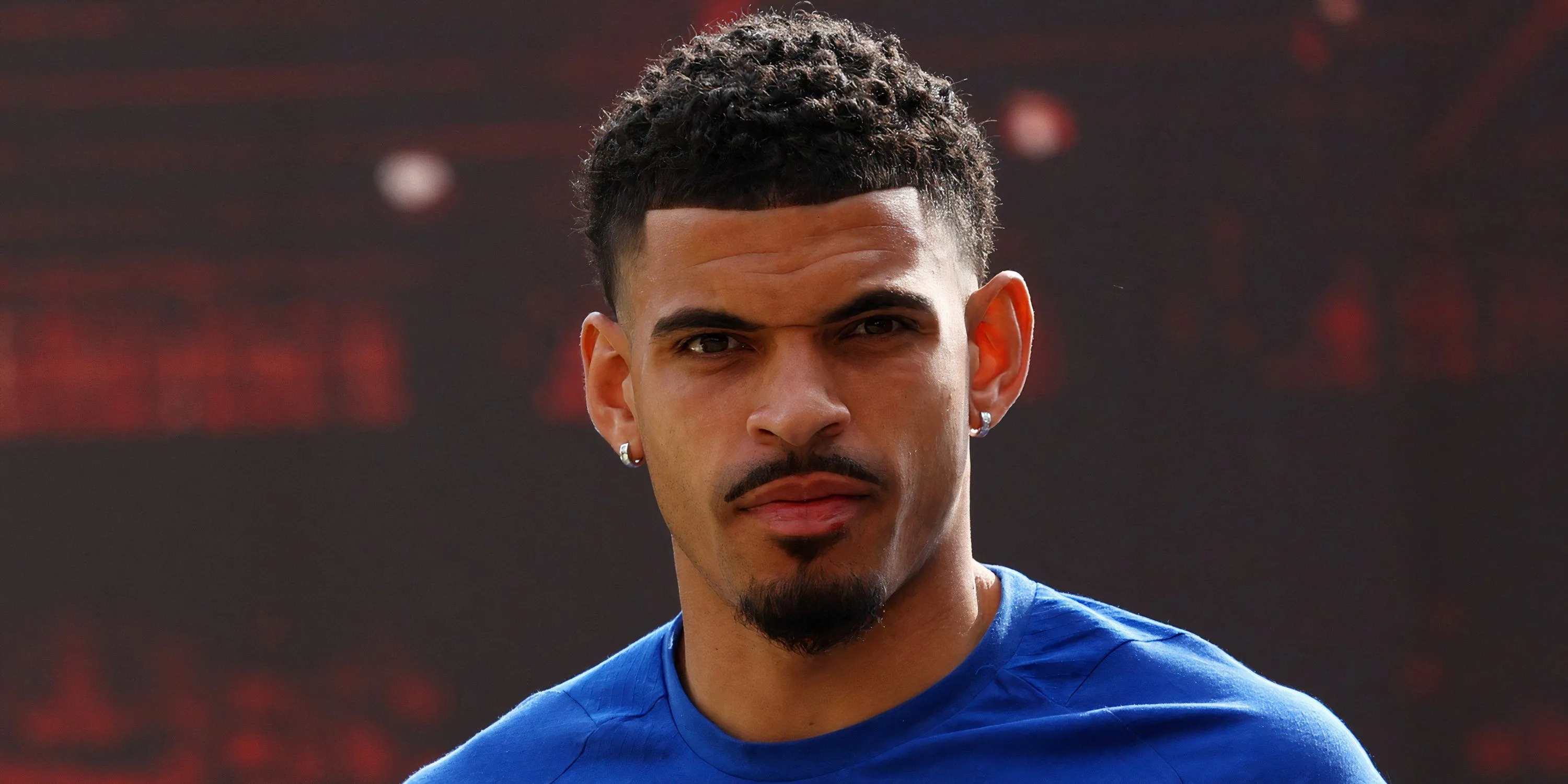 Morgan Gibbs-White, tiền vệ tấn công của Nottingham Forest, trước sân City Ground