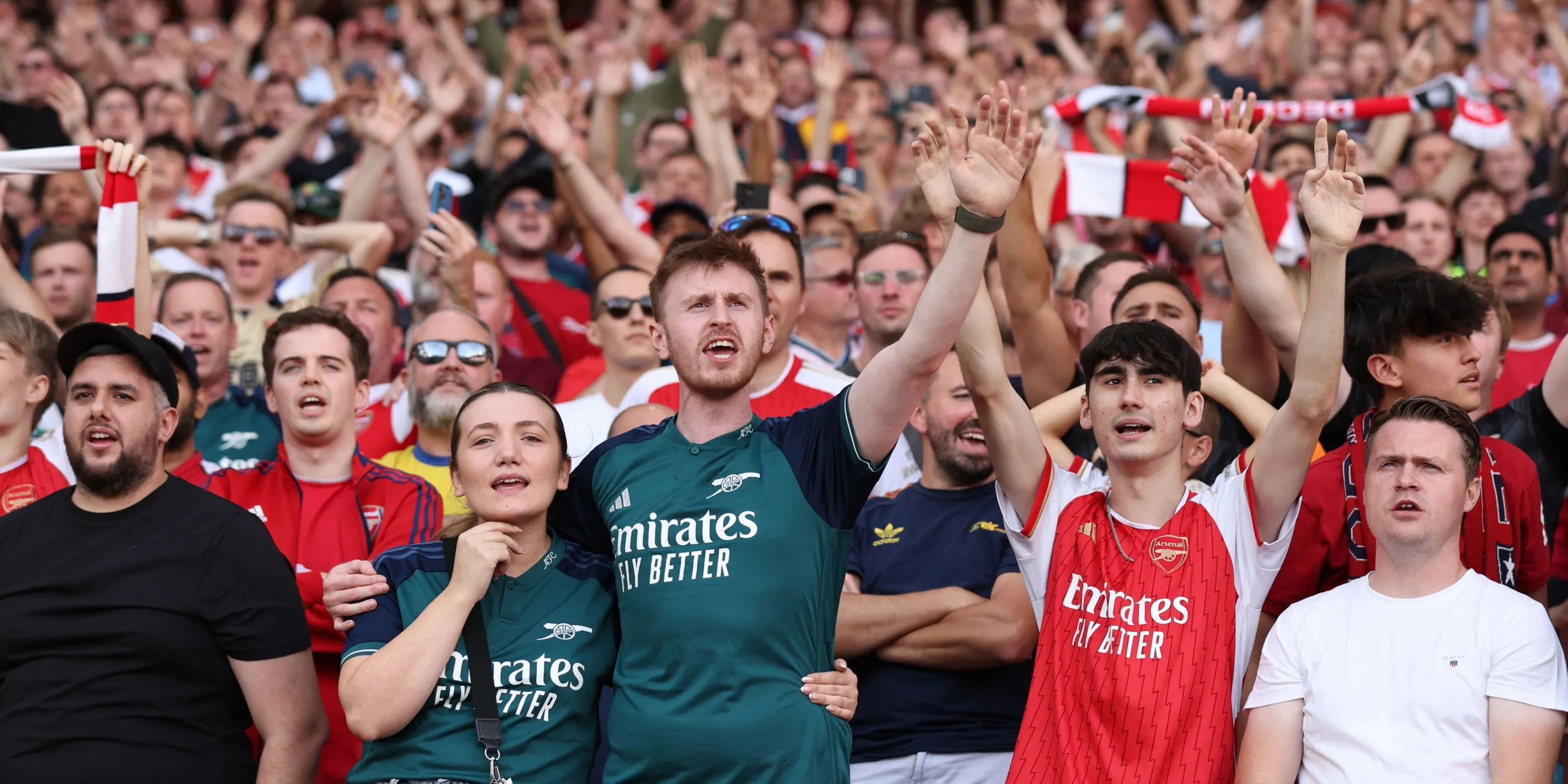 Người hâm mộ Arsenal tràn đầy nhiệt huyết, cùng nhau cất cao tiếng hát &quot;North London Forever&quot;.