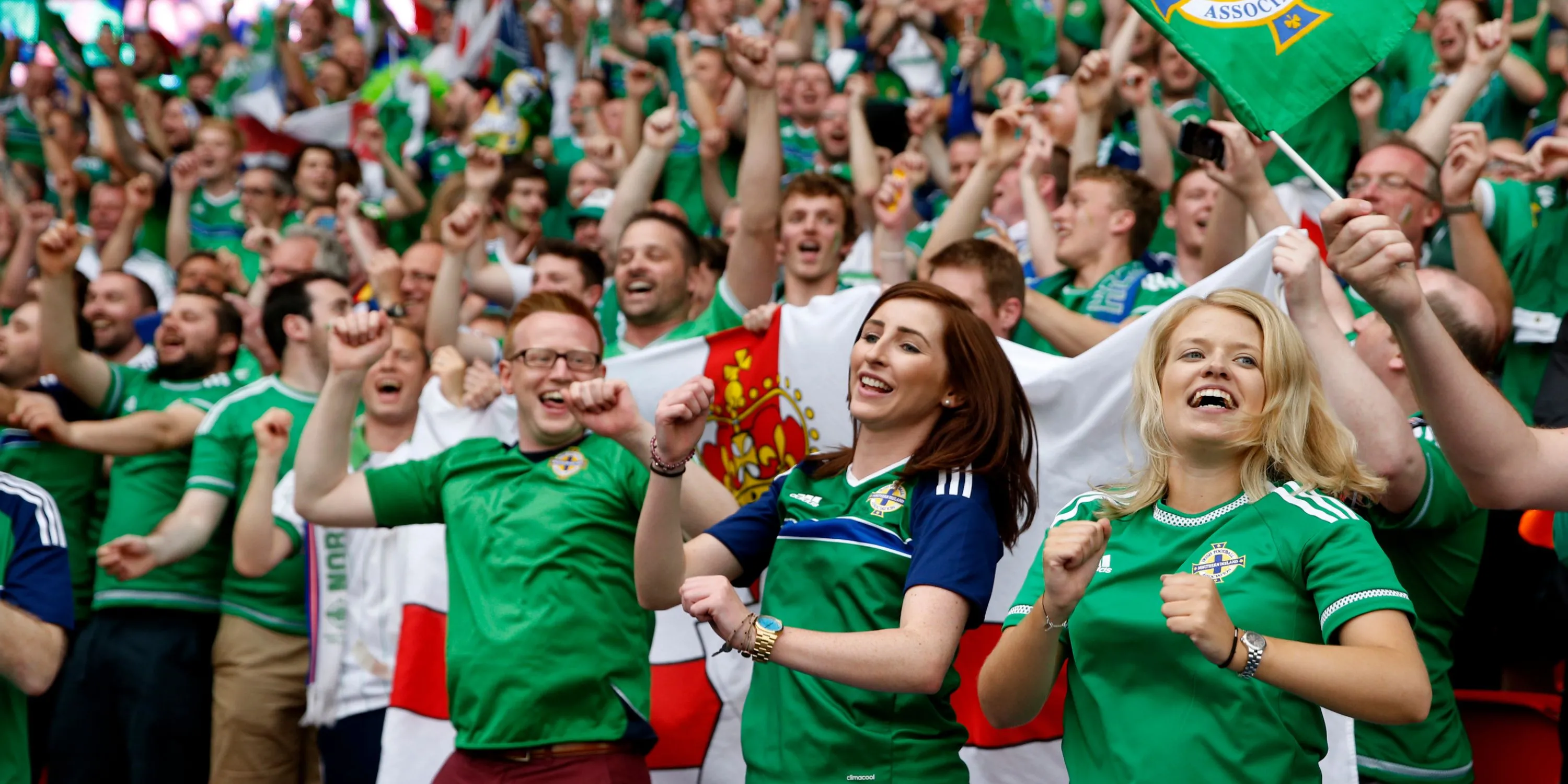 Người hâm mộ Bắc Ireland reo hò cổ vũ, tạo nên không khí sôi động với bài &quot;Will Grigg's On Fire&quot;.