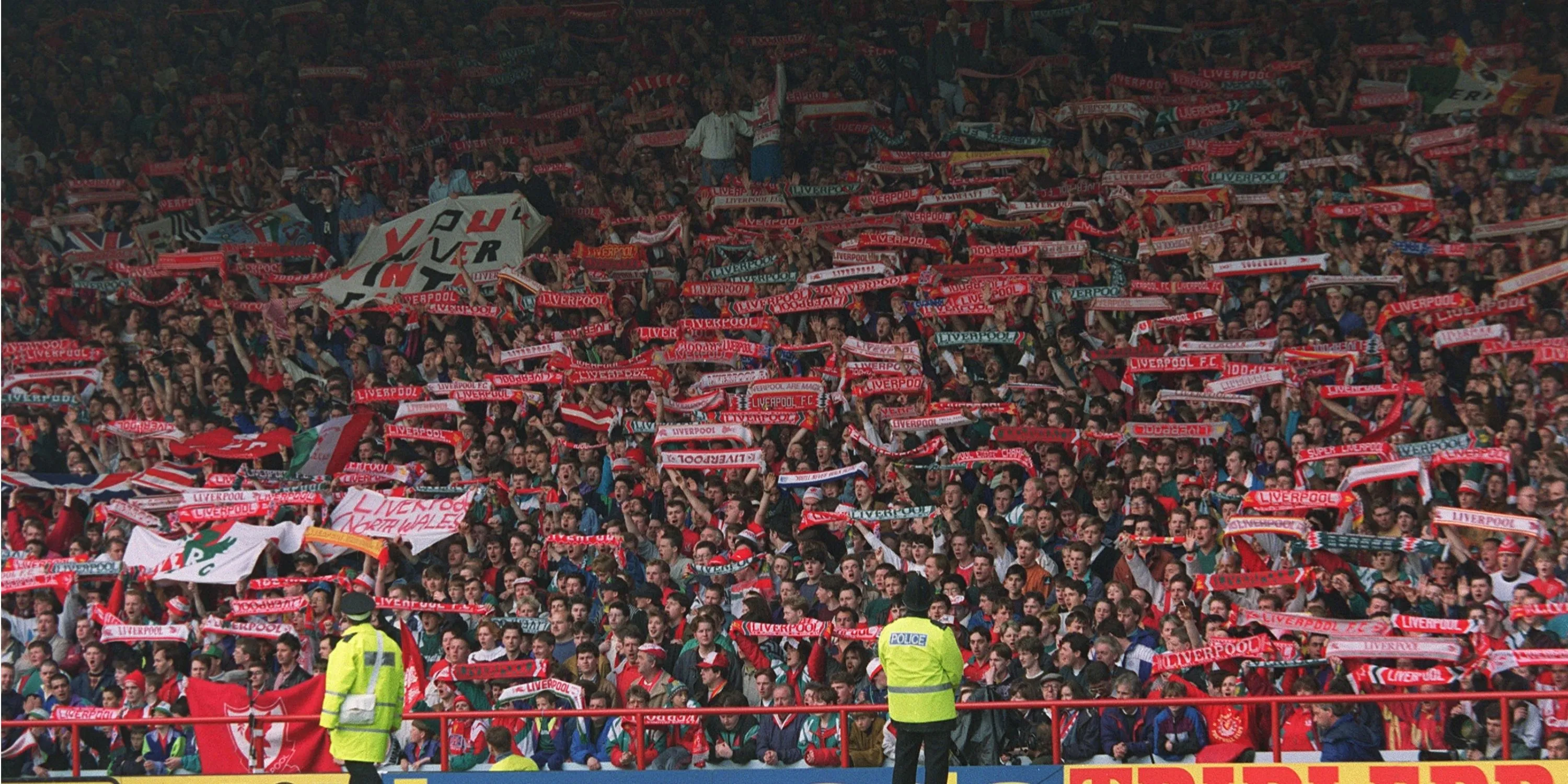 Người hâm mộ Liverpool trên khán đài Kop tại Anfield