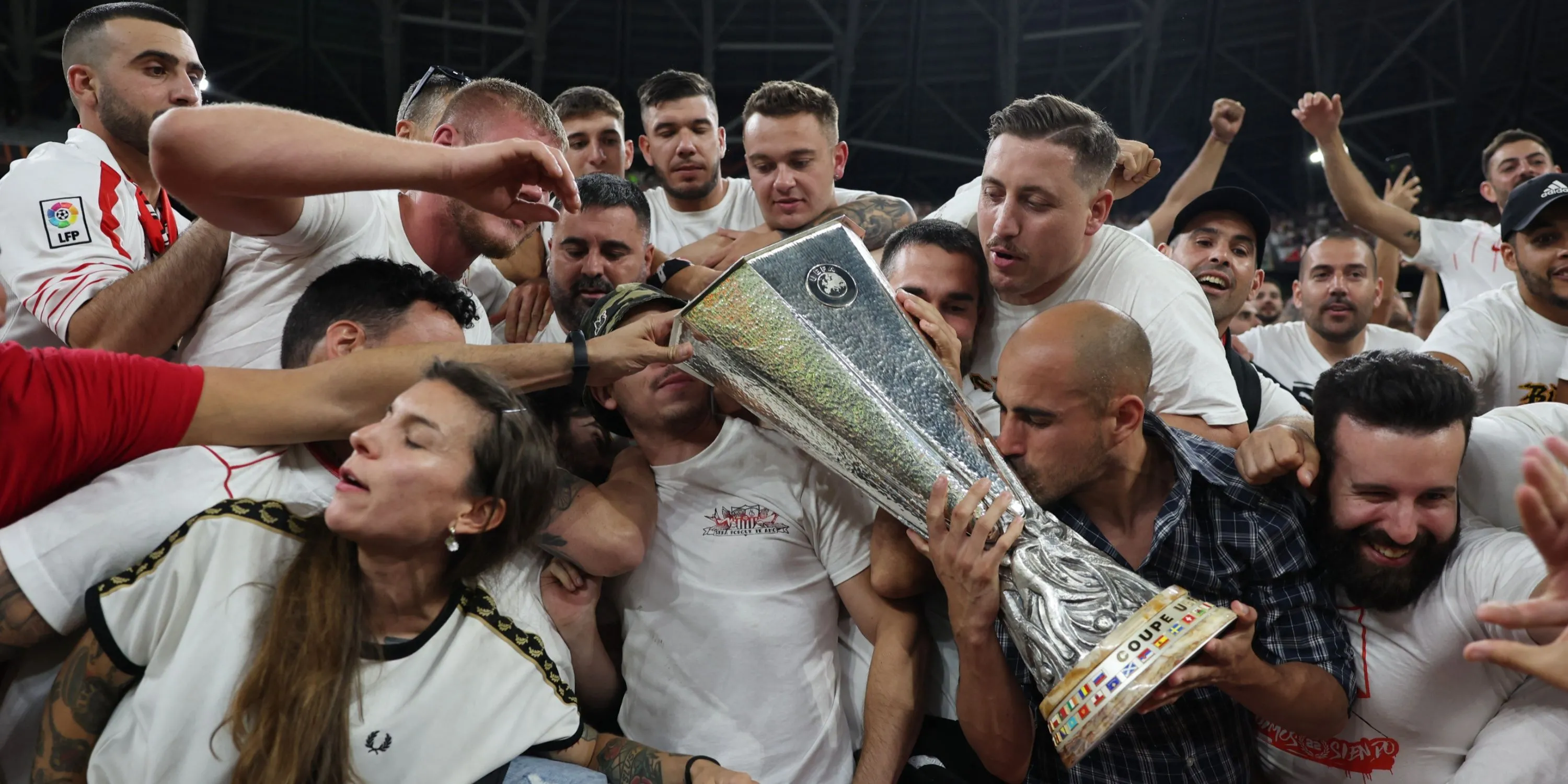 Người hâm mộ Sevilla hân hoan ăn mừng chức vô địch Europa League, vang vọng &quot;Himno Centenario&quot;.