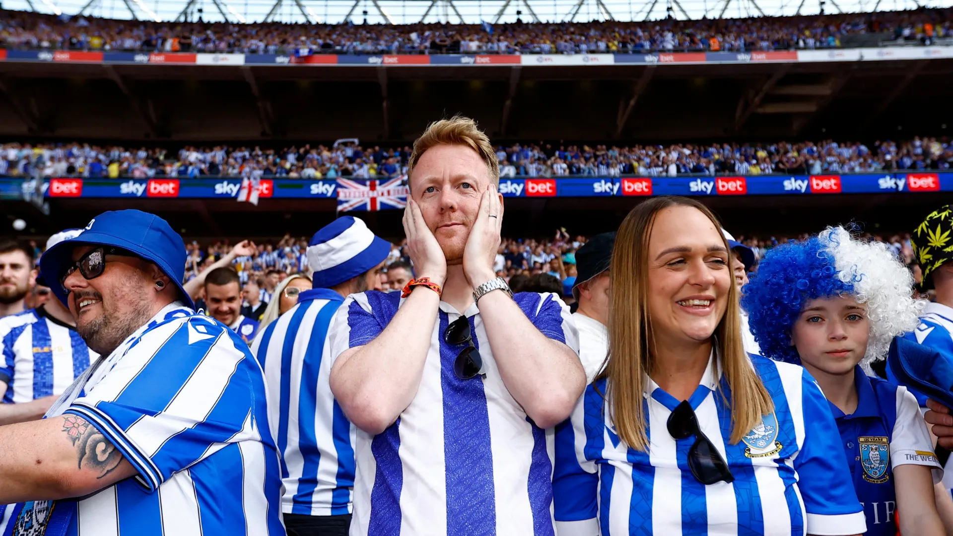 Người hâm mộ Sheffield Wednesday tại sân Wembley cổ vũ bóng đá Anh