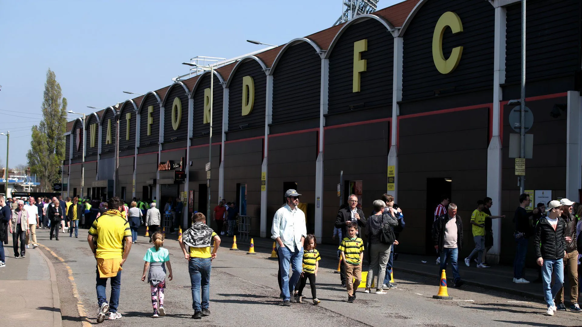 Người hâm mộ Watford FC tập trung bên ngoài sân Vicarage Road