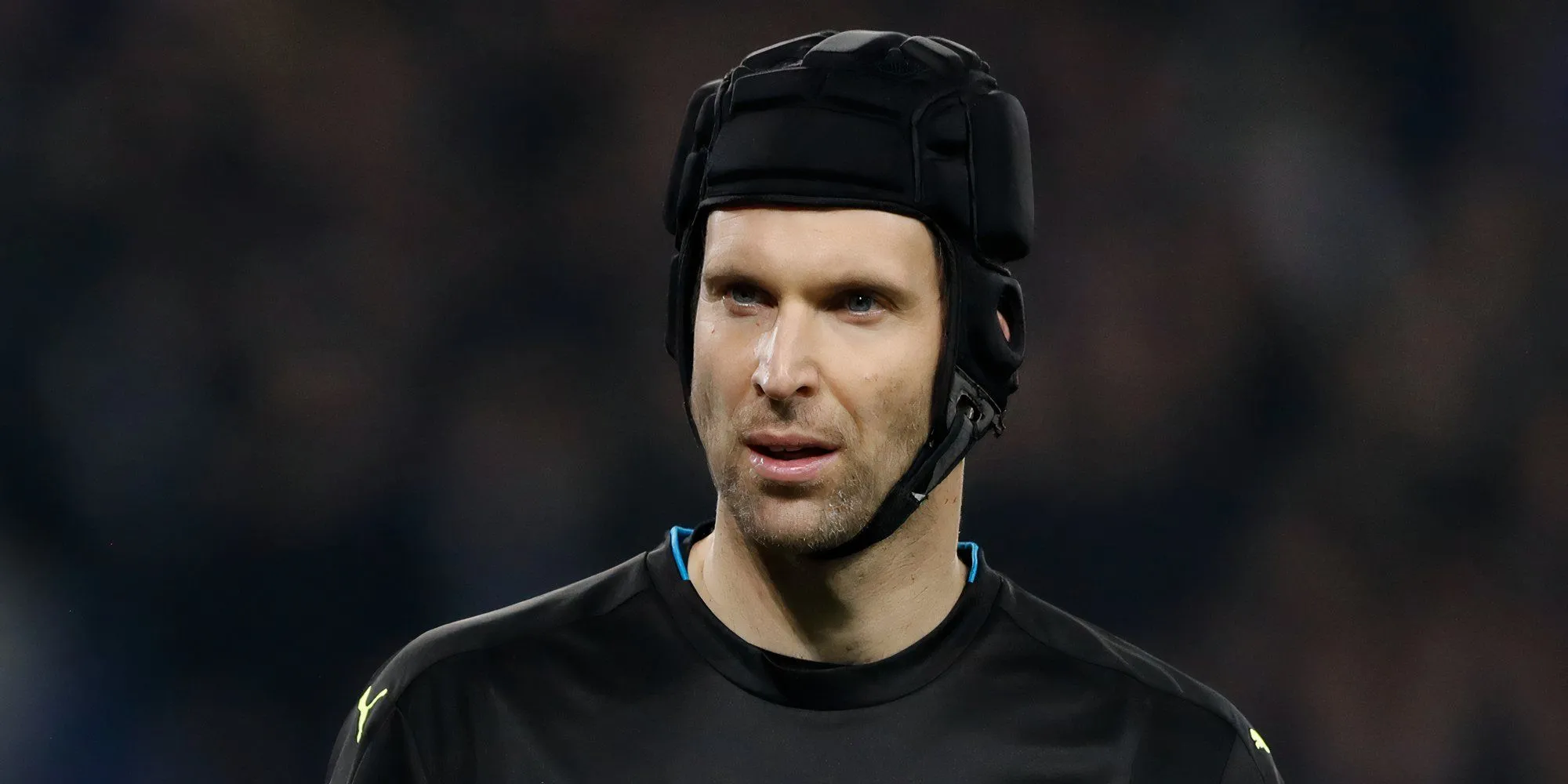 Petr Cech trong vai trò thủ môn khúc côn cầu trên băng