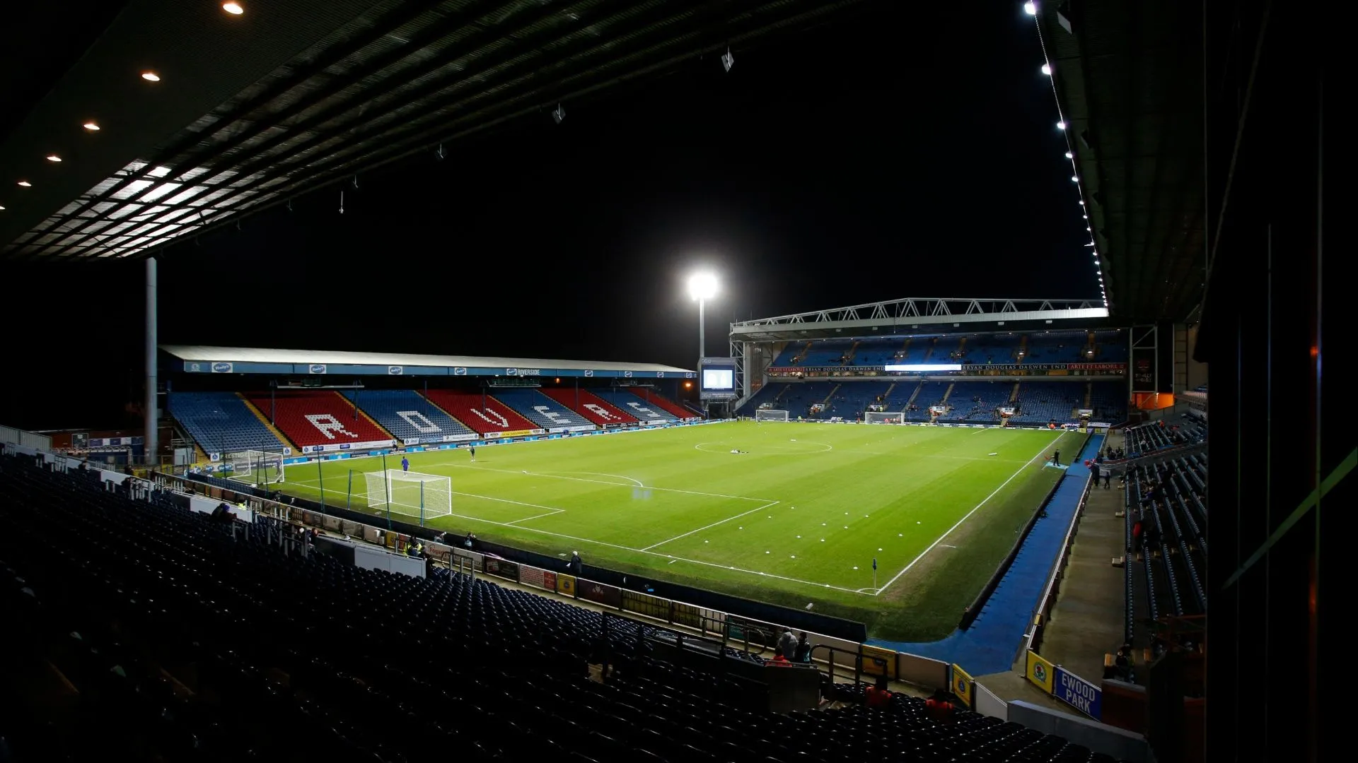 Sân Ewood Park của Blackburn Rovers nơi cổ động viên thể hiện sự nhiệt huyết và phản đối.