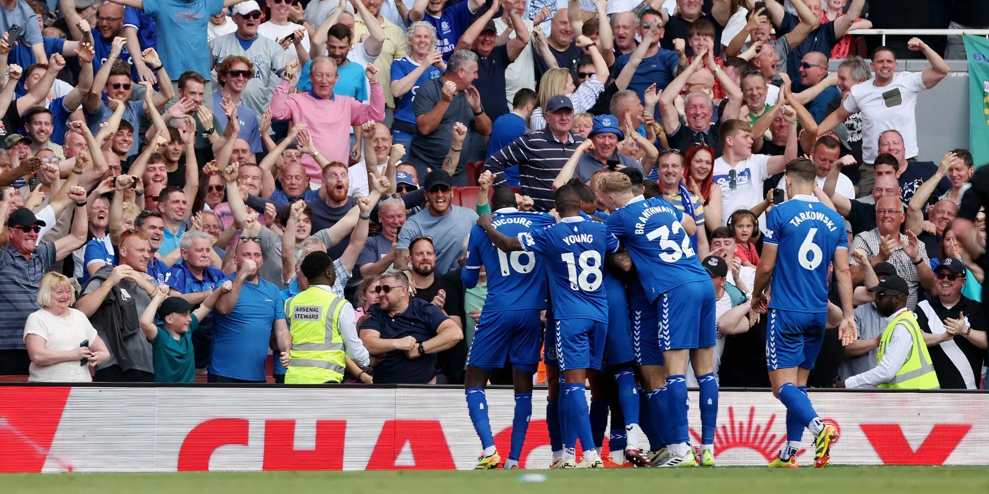 Sân Goodison Park với màu xanh đặc trưng của Everton, nơi bản nhạc &quot;Z-Cars Theme&quot; vang lên.
