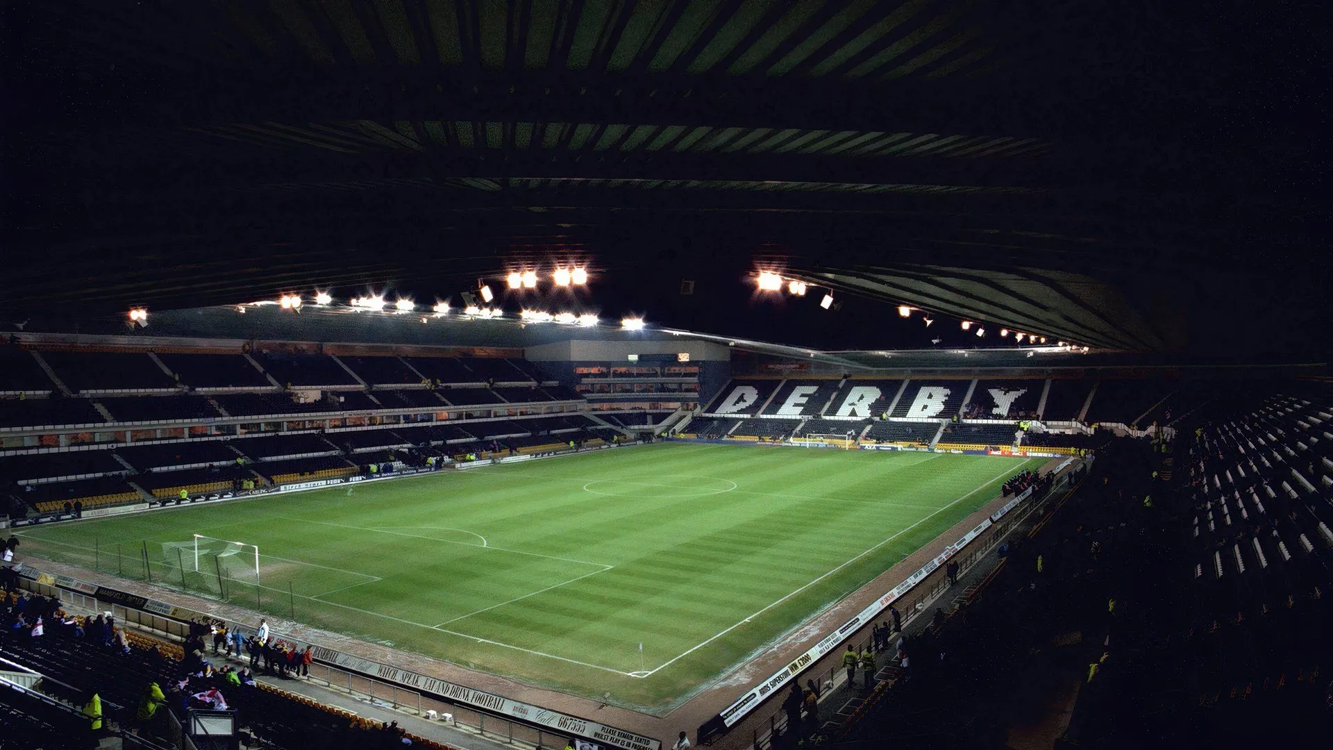 Sân Pride Park của Derby County, nơi diễn ra những khoảnh khắc căng thẳng và kịch tính.