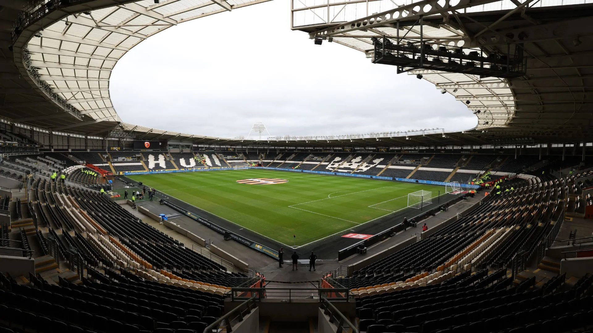 Sân vận động MKM của Hull City với không khí sôi nổi nhưng thành tích sân nhà chưa tốt.