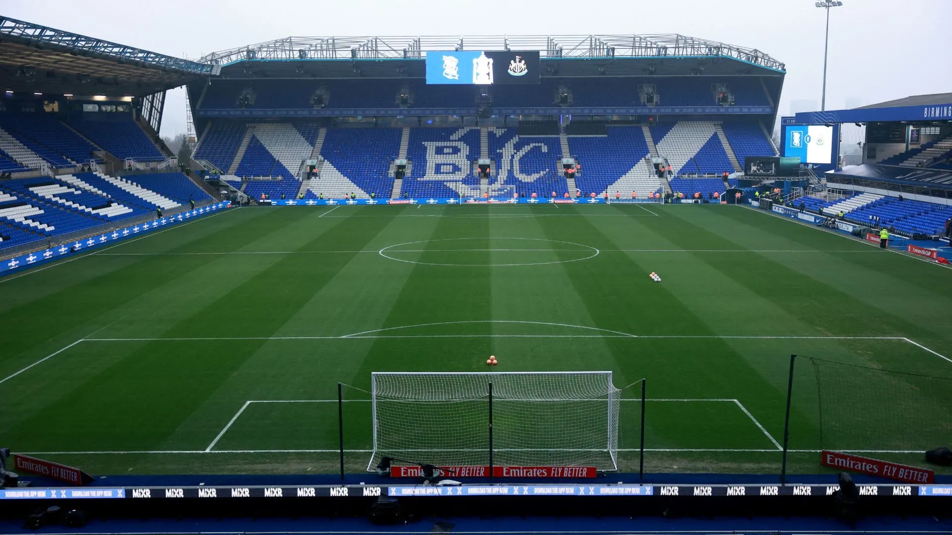 Sân vận động St Andrew's của Birmingham City với không khí sôi động từ khán đài.