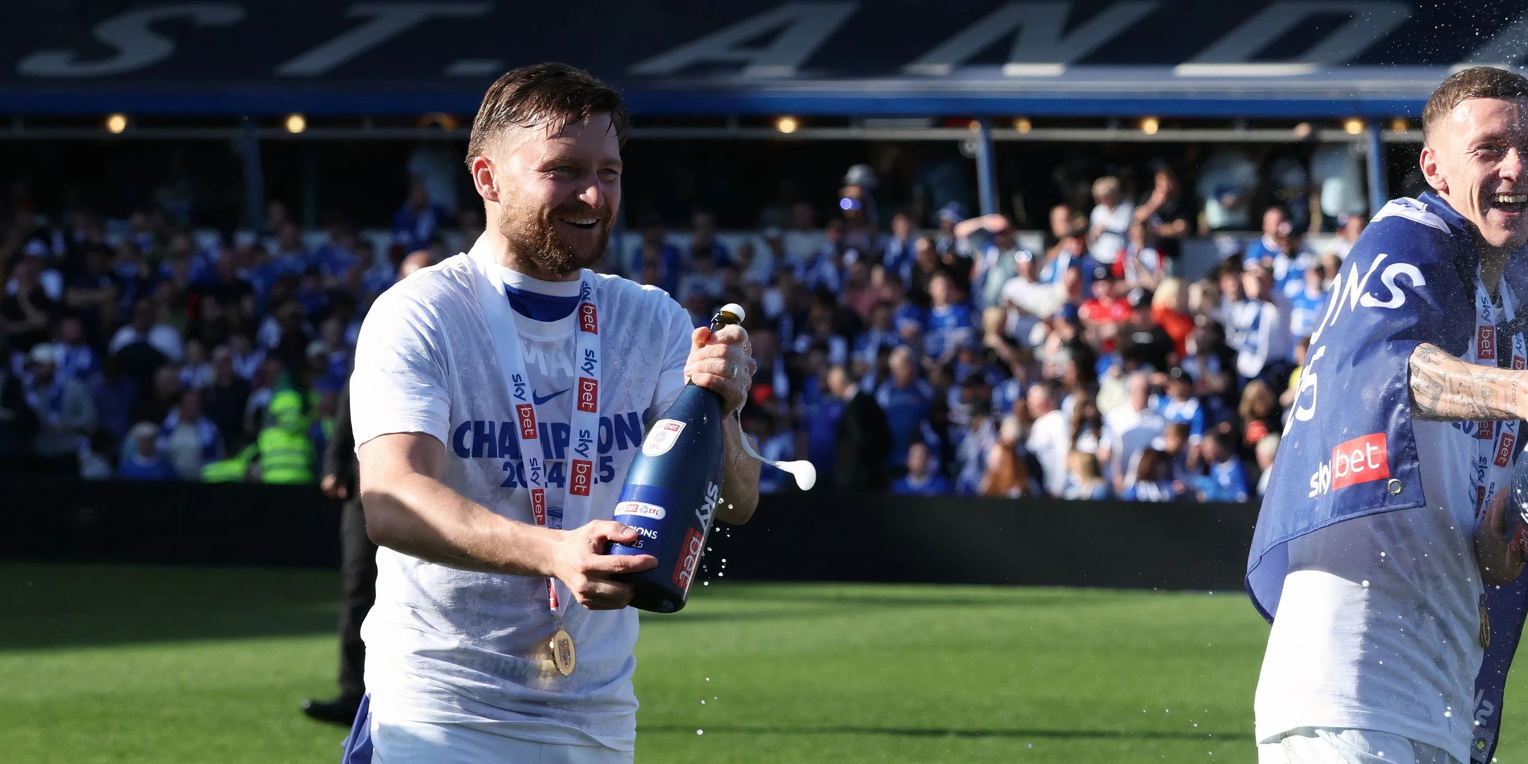 Tiền đạo Alfie May trong màu áo Birmingham City trước tin đồn chuyển nhượng.