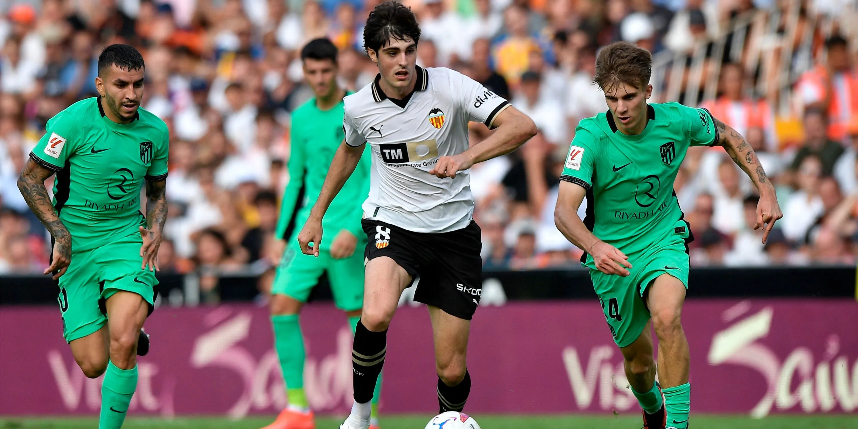 Tiền vệ Javi Guerra trong màu áo câu lạc bộ Valencia