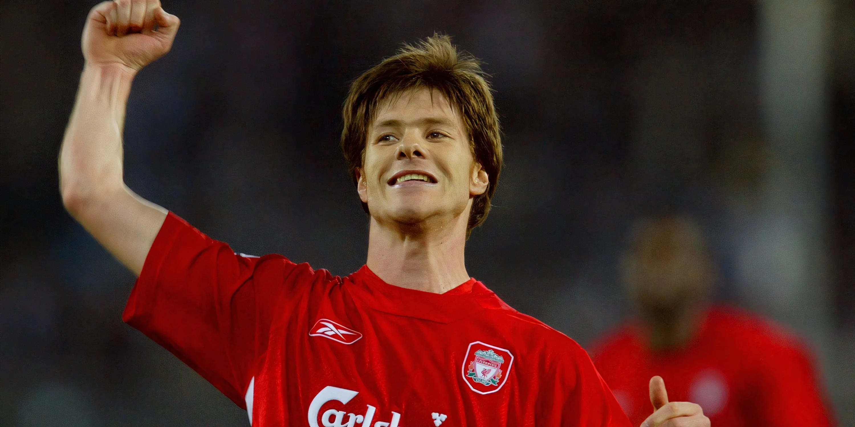 Tiền vệ Xabi Alonso thể hiện kỹ năng chuyền bóng tinh tế trong trận đấu cho Liverpool.