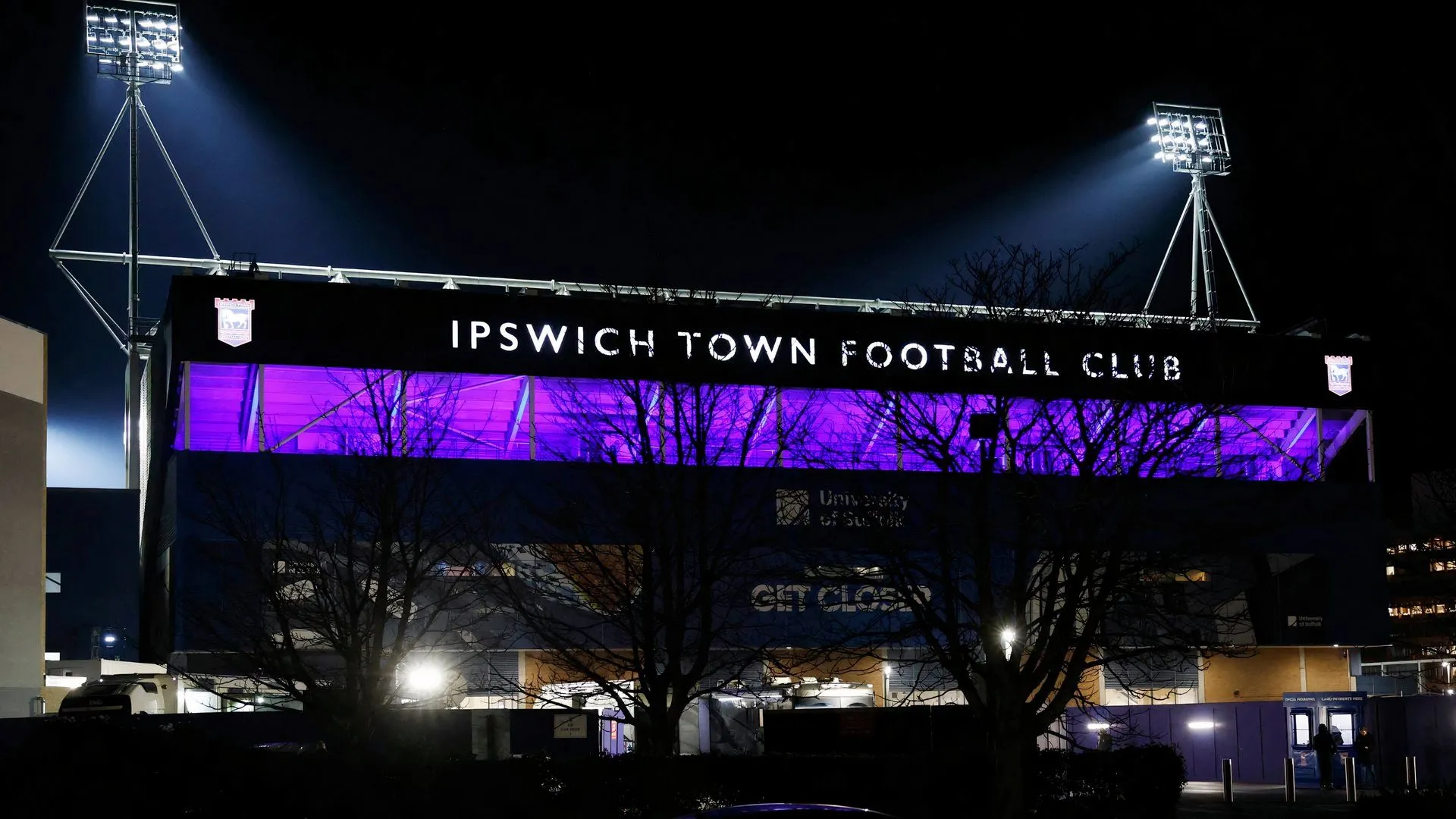 Toàn cảnh bên ngoài sân Portman Road, biểu tượng của sự kiên cường từ Ipswich Town.