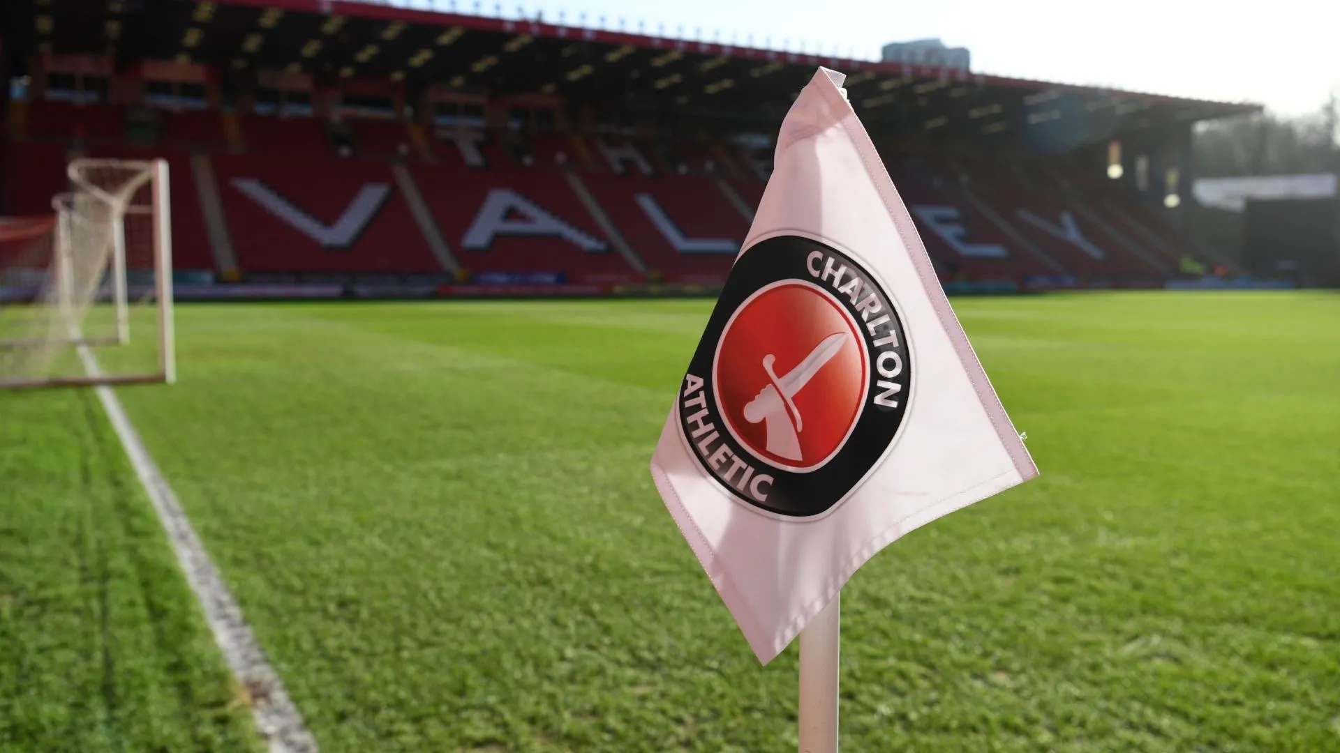 Toàn cảnh sân The Valley của Charlton Athletic, chuẩn bị cho mùa giải Championship.